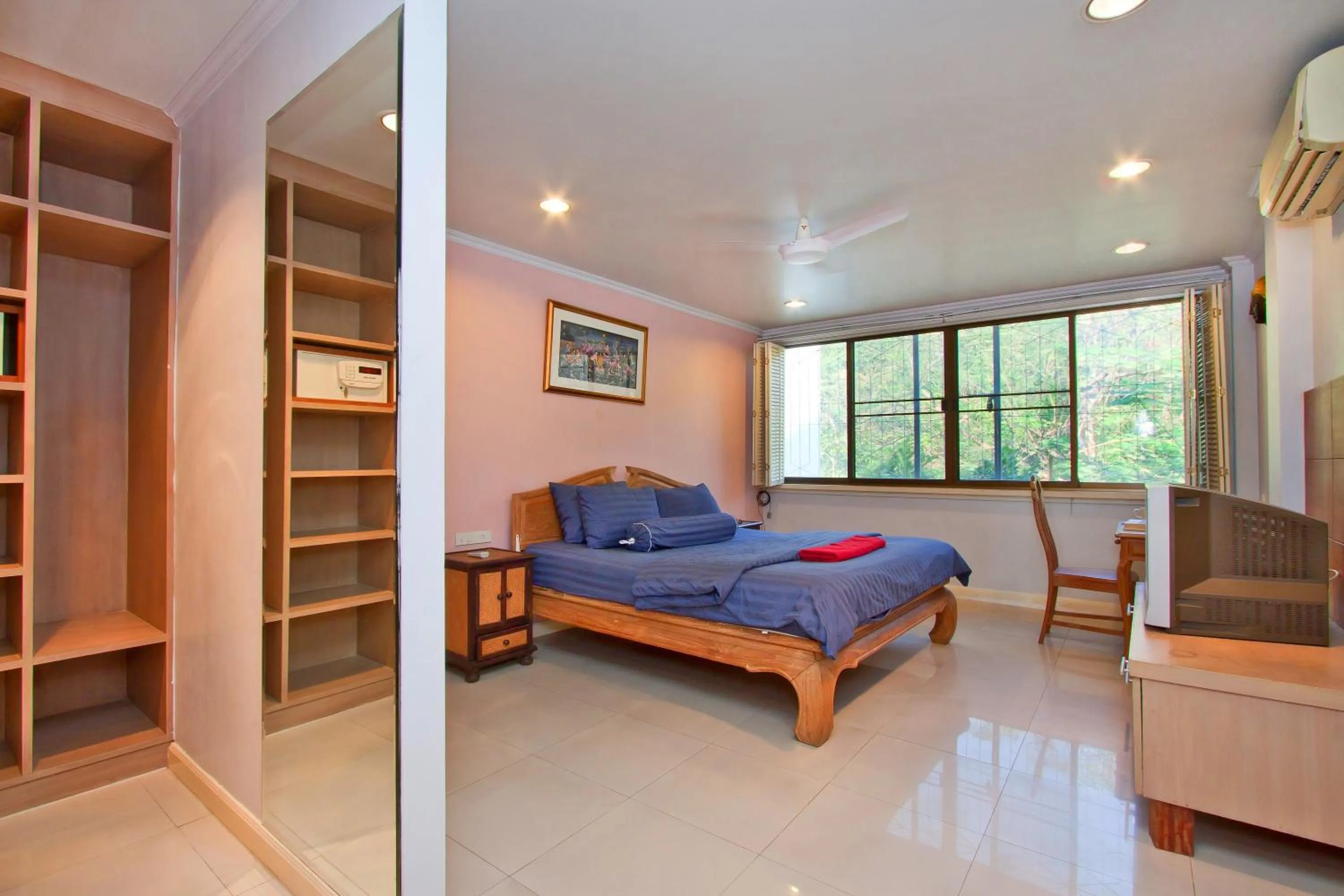 Bedroom, Bed in Argyle Apartments Pattaya