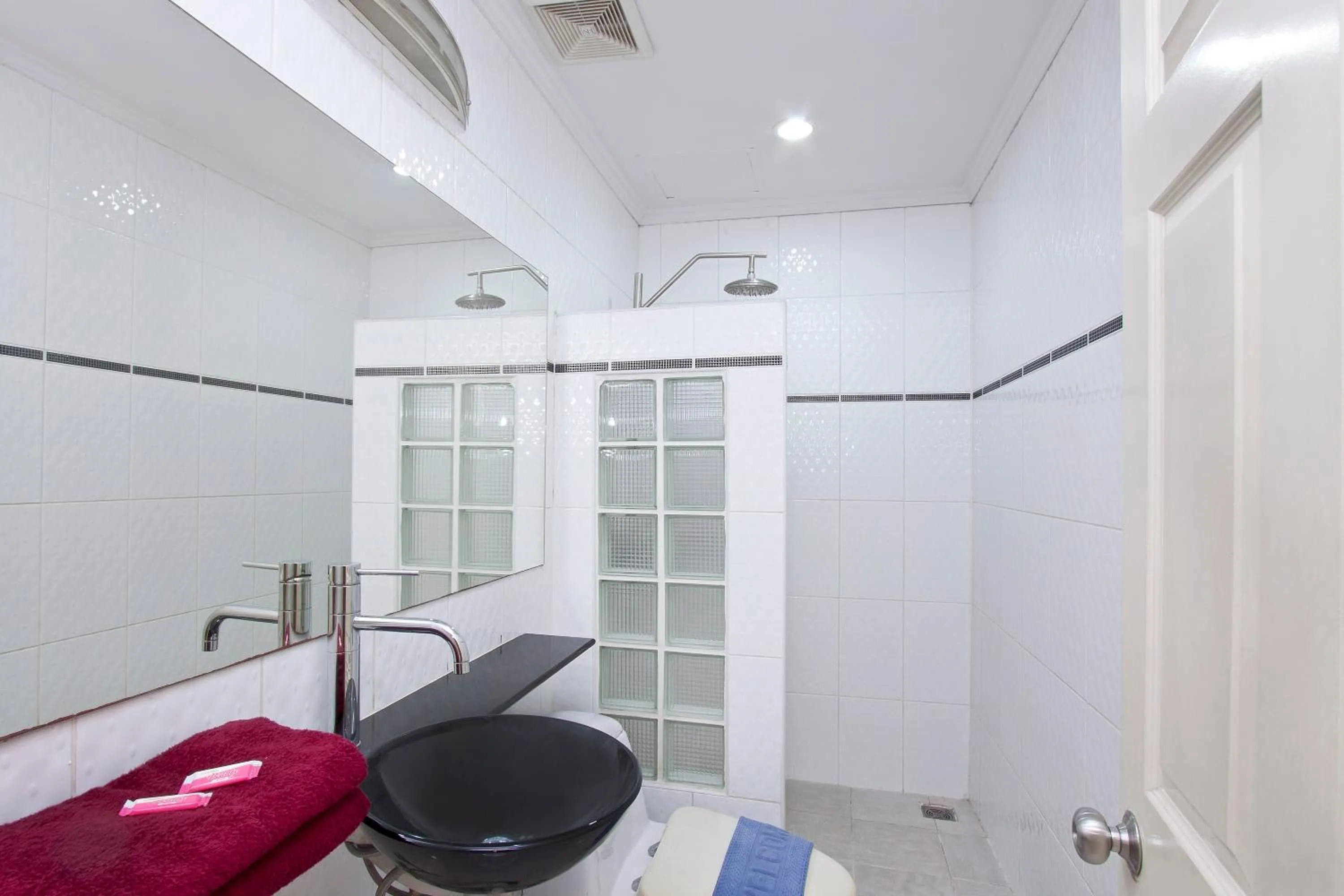 Bathroom, Bed in Argyle Apartments Pattaya