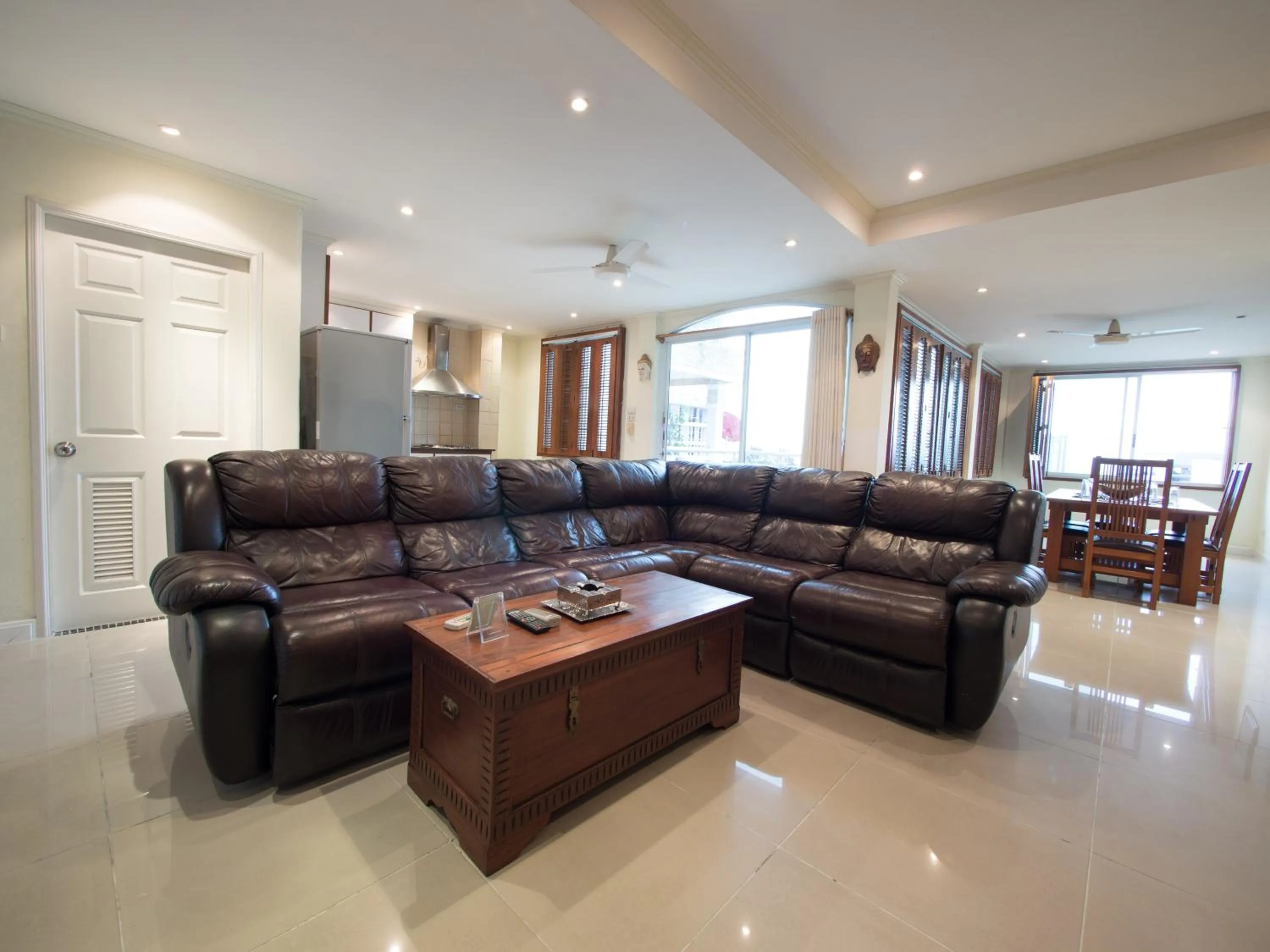 Seating area in Argyle Apartments Pattaya