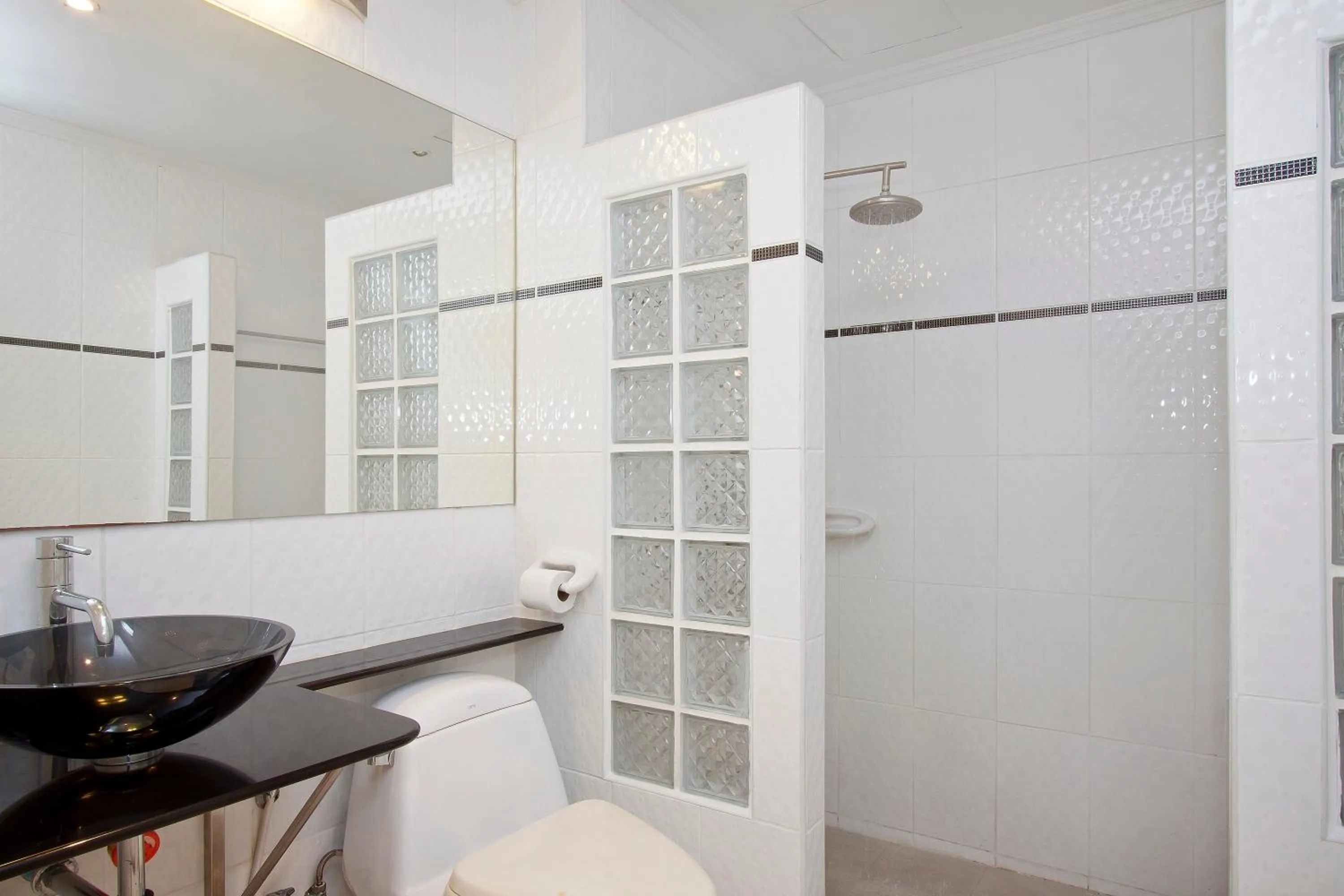 Bathroom in Argyle Apartments Pattaya