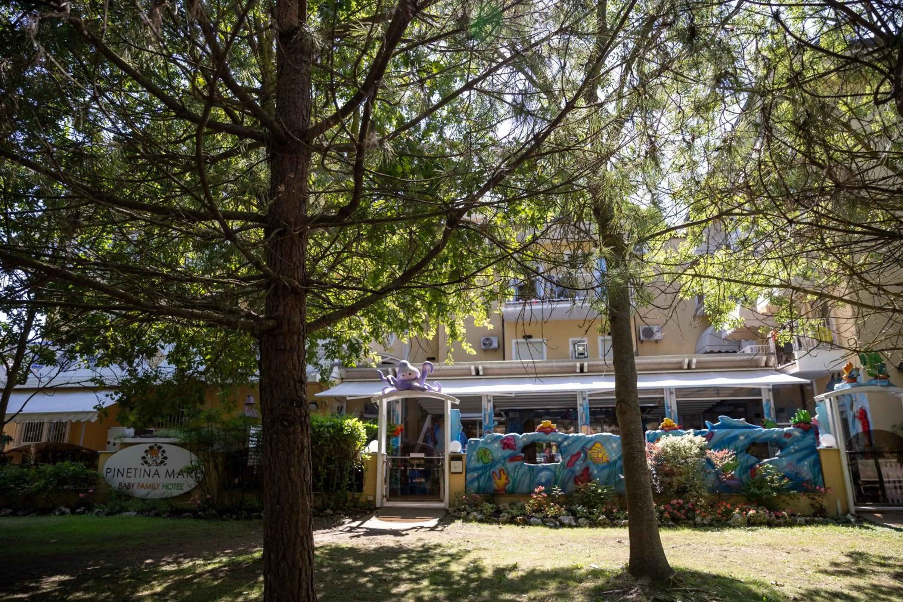 Garden view in Pinetina Mare Baby Family Hotel