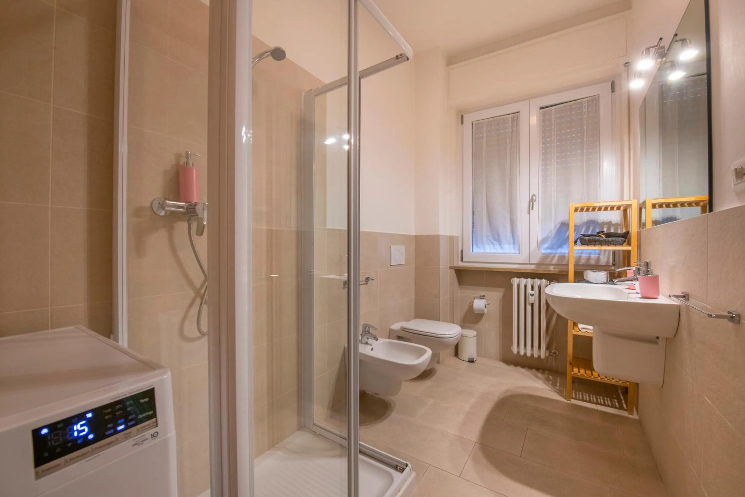 Shower in Borgo Trento Home, vicinissimo ospedale Borgo Trento e centro storico