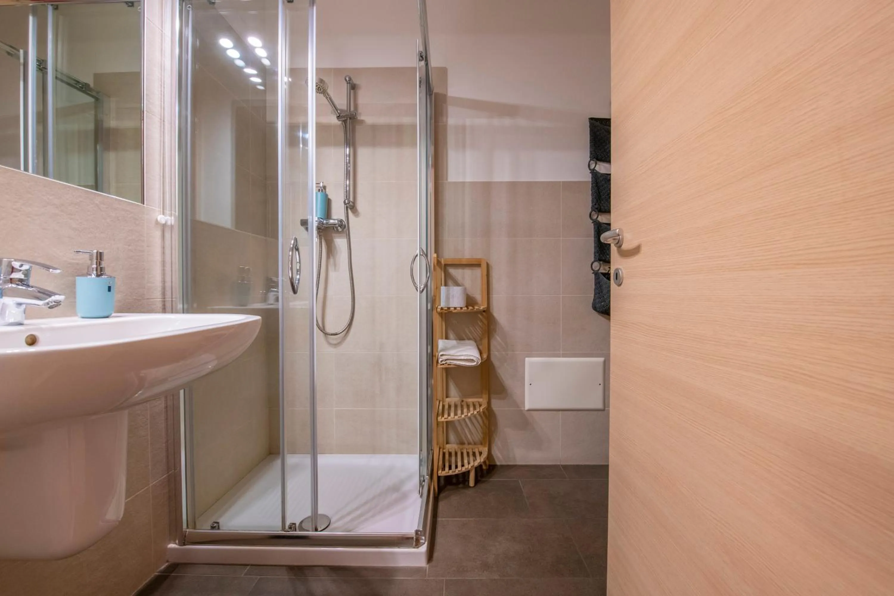 Shower in Borgo Trento Home, vicinissimo ospedale Borgo Trento e centro storico