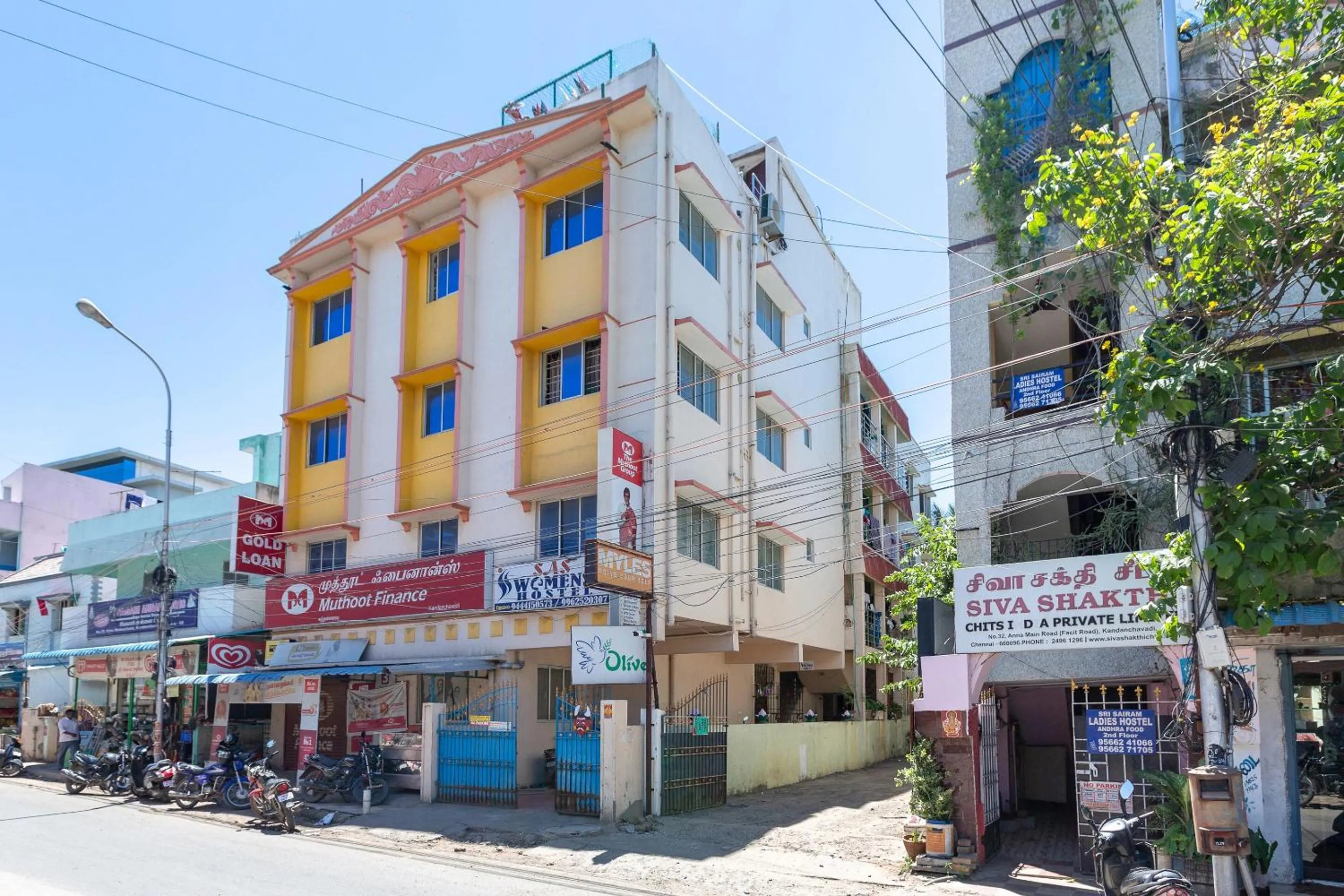 Facade/entrance in Olive Apartments
