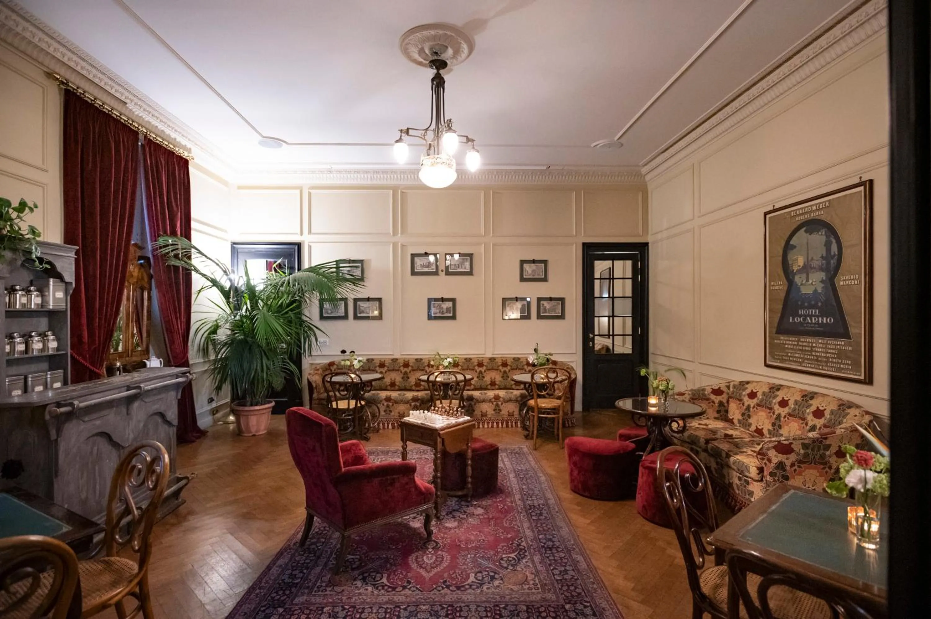 Communal lounge/ TV room in Hotel Locarno