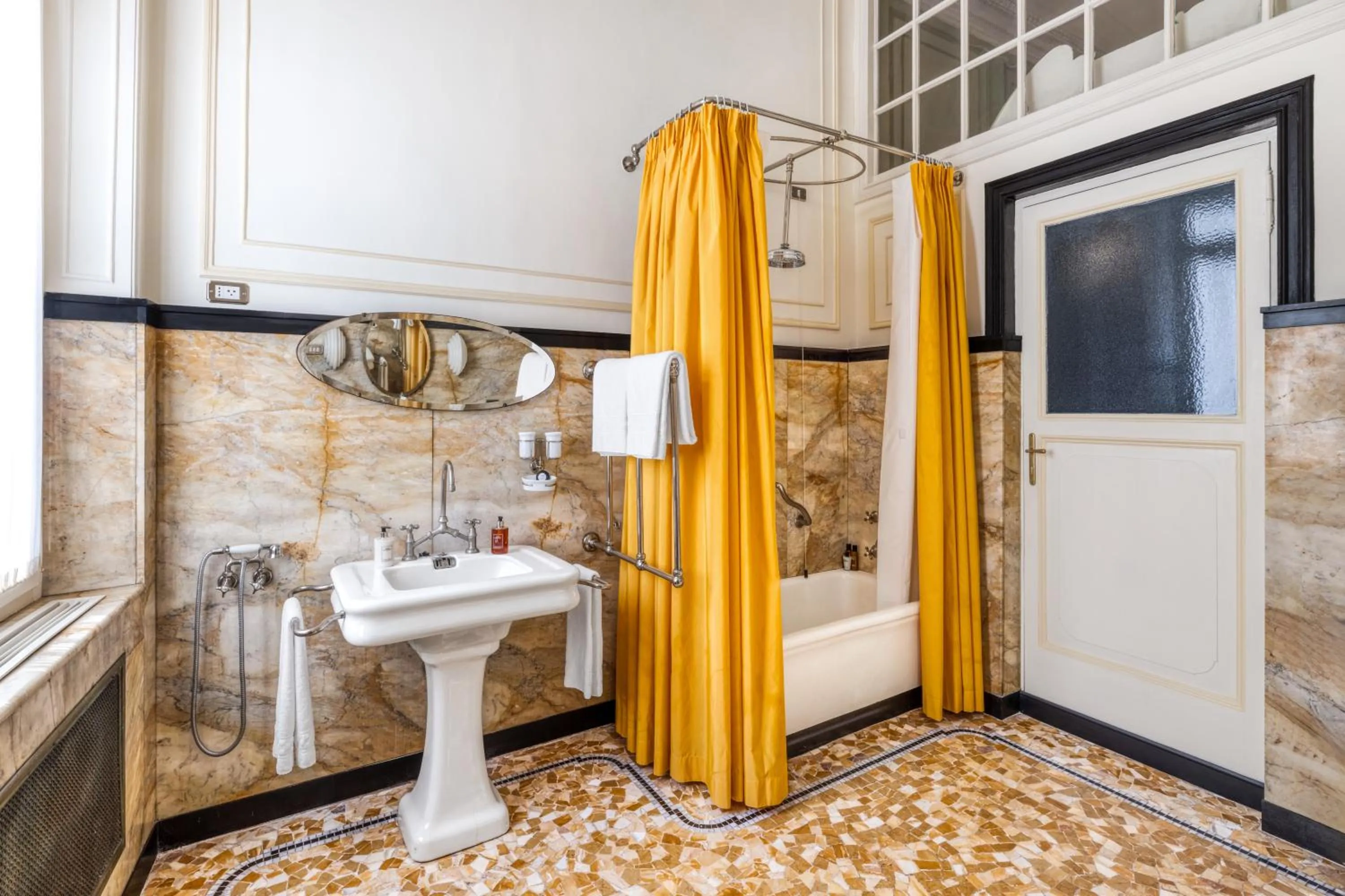 Toilet in Hotel Locarno