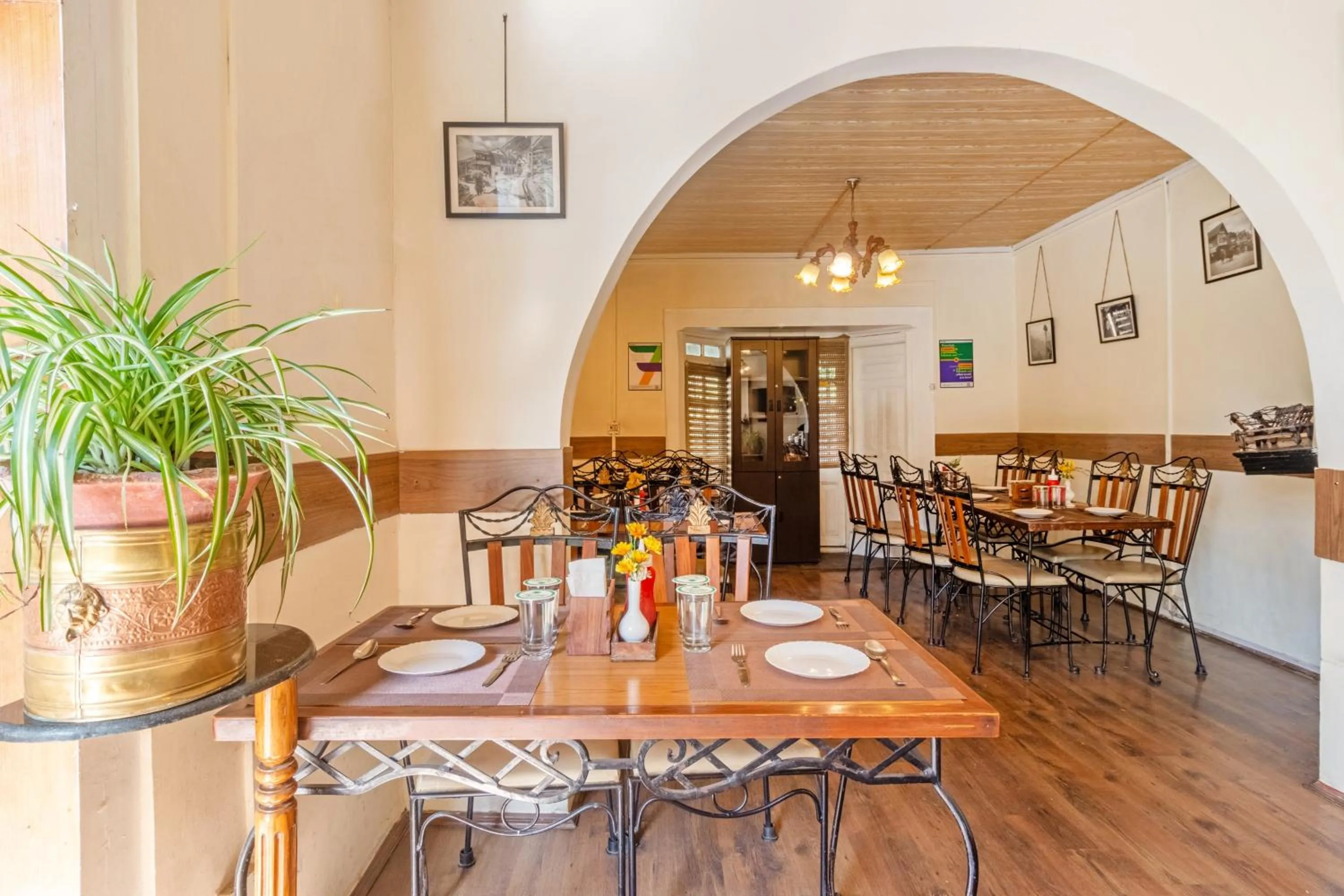 Restaurant/places to eat in Treebo The Alpine Heritage Residency