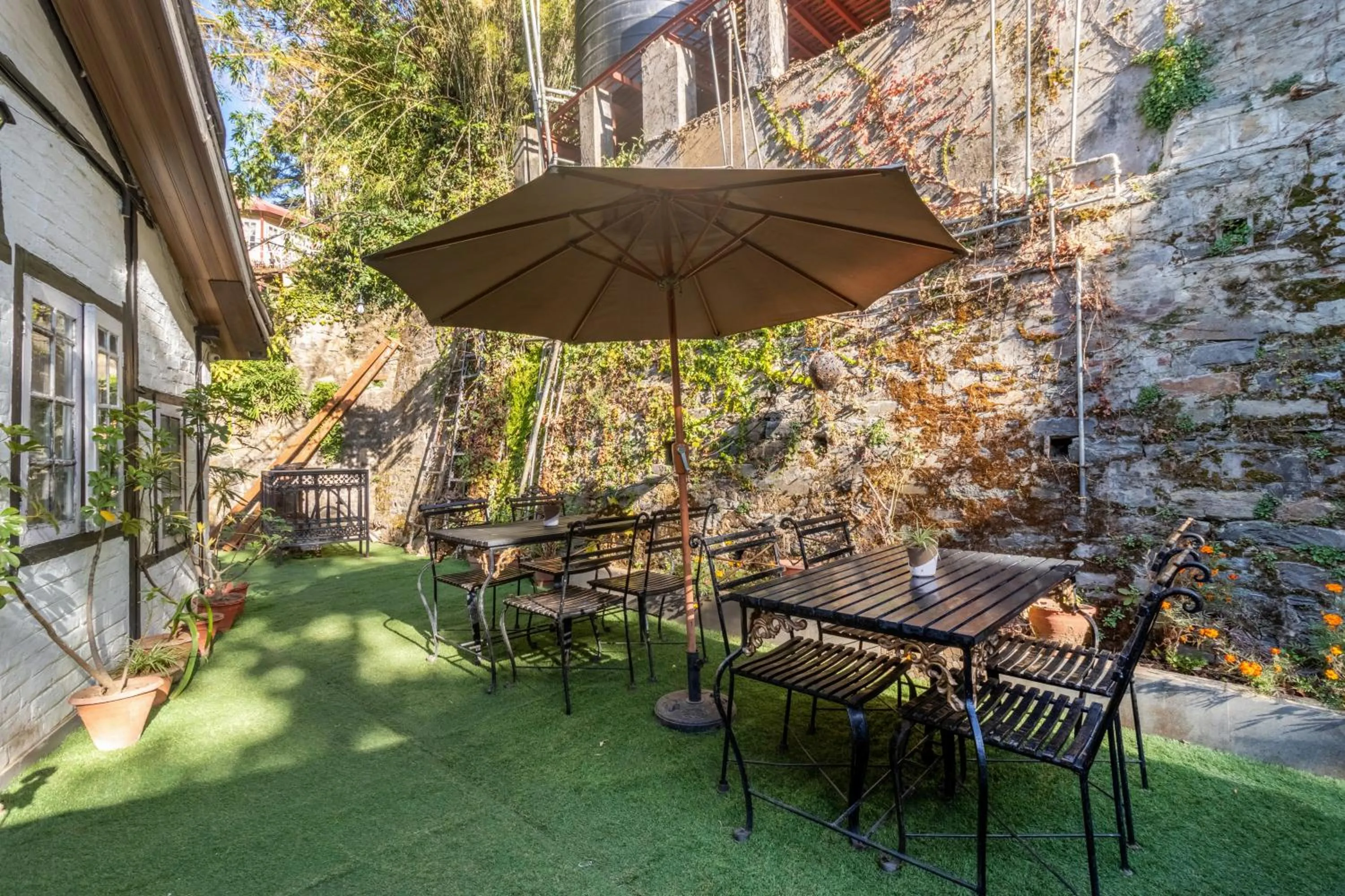 Restaurant/places to eat in Treebo The Alpine Heritage Residency