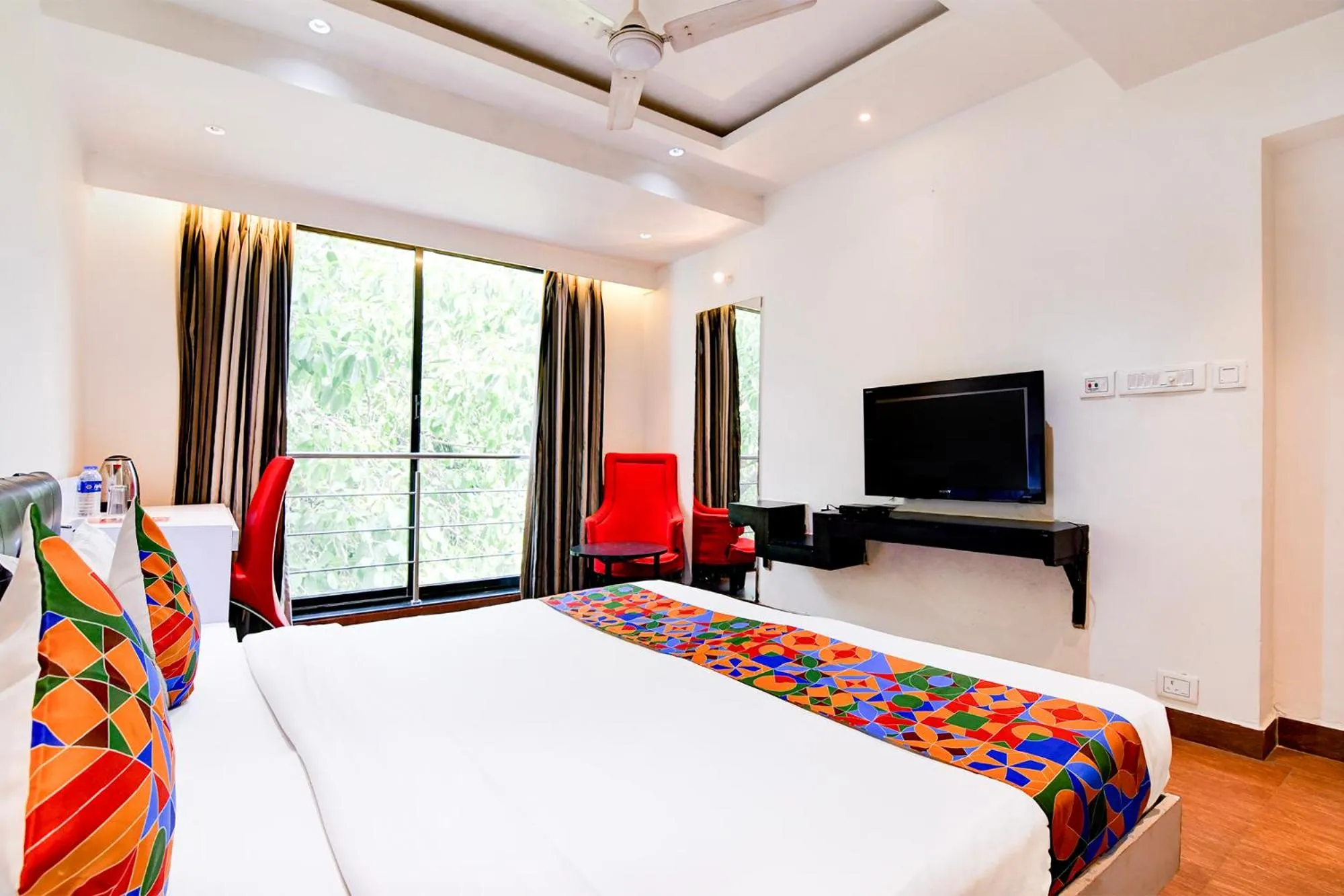 Bed in FabHotel Ballygunge Luxury - Behind Punjab Club