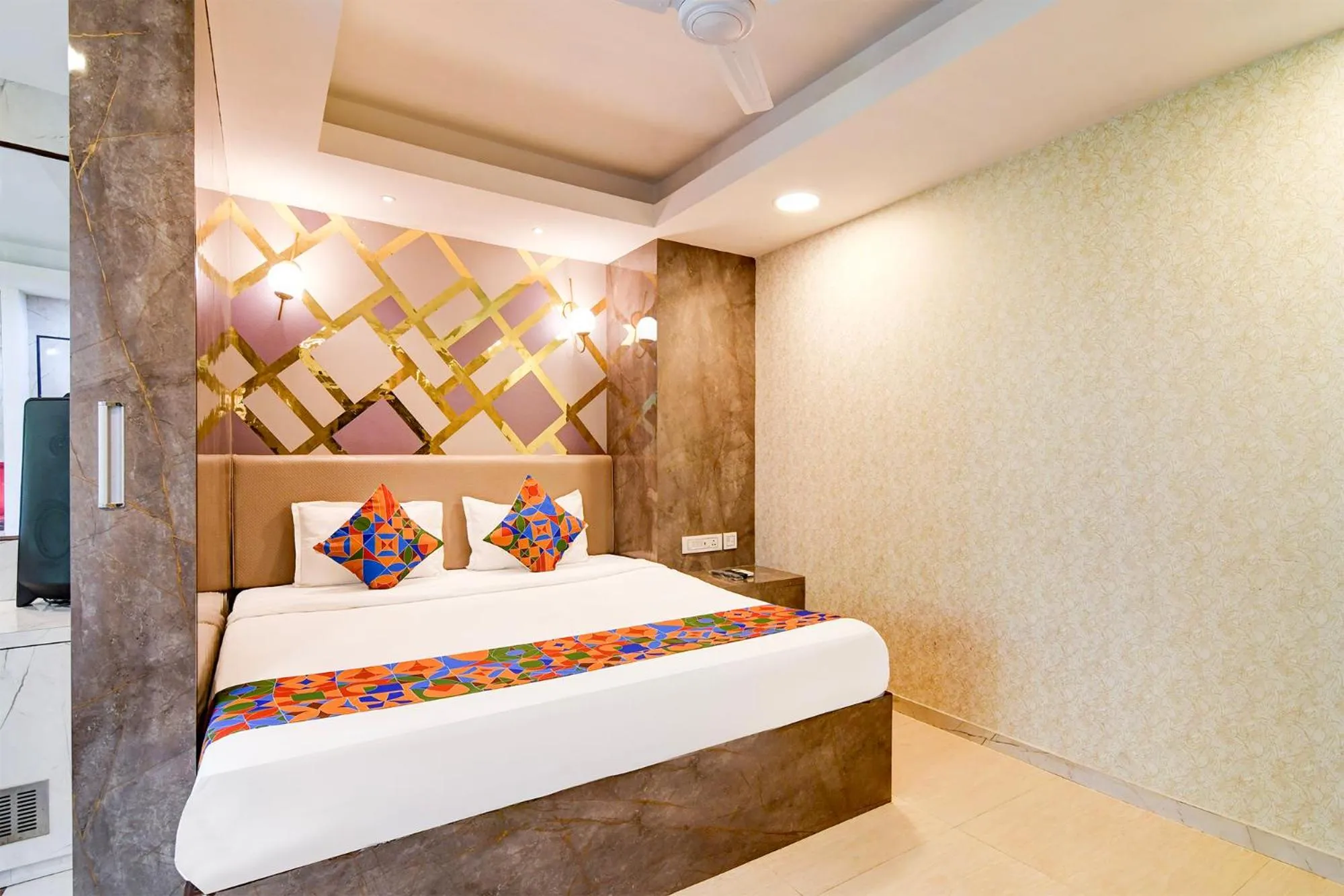Bed in FabHotel Ballygunge Luxury - Behind Punjab Club