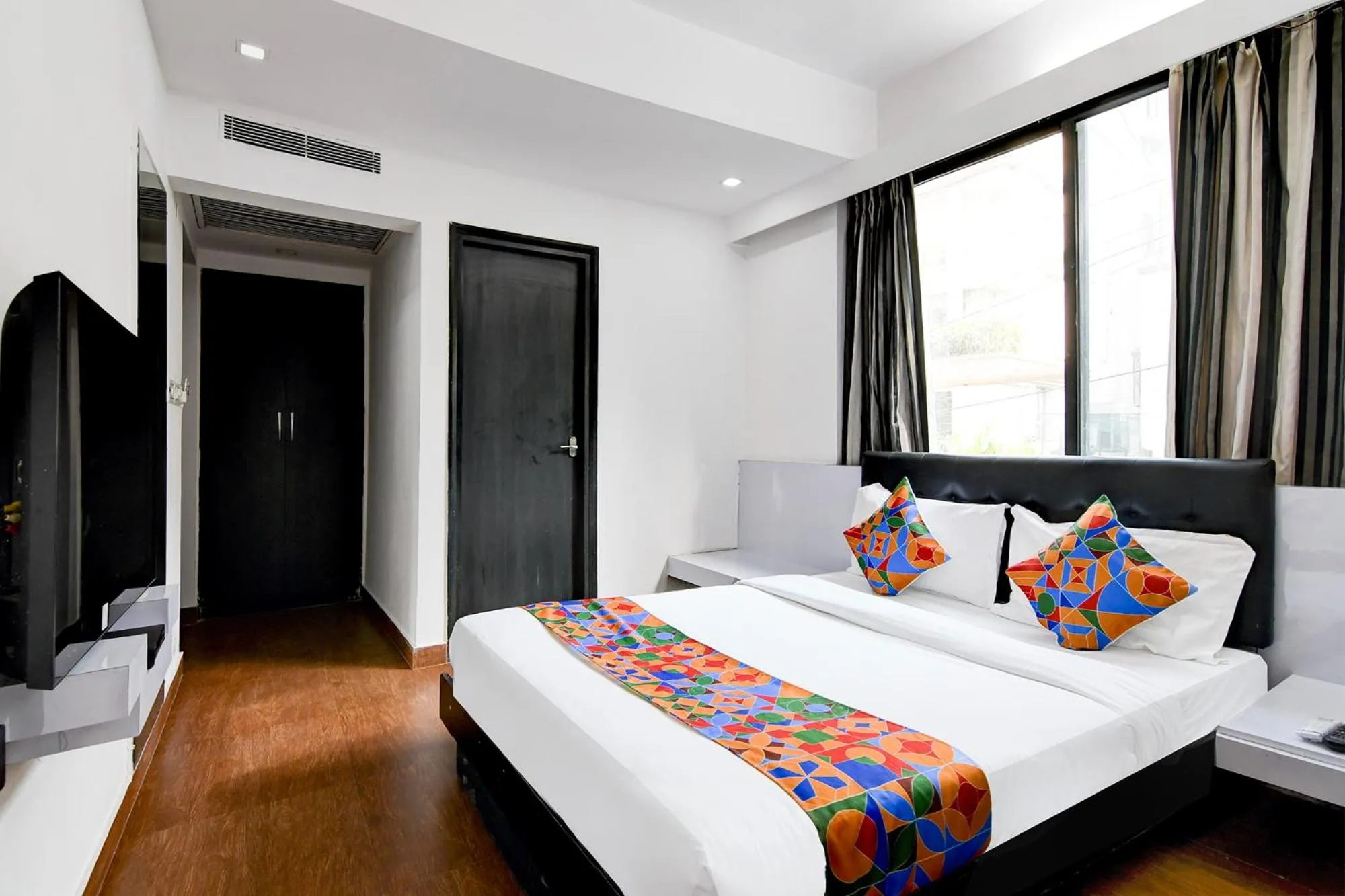 Bed in FabHotel Ballygunge Luxury - Behind Punjab Club