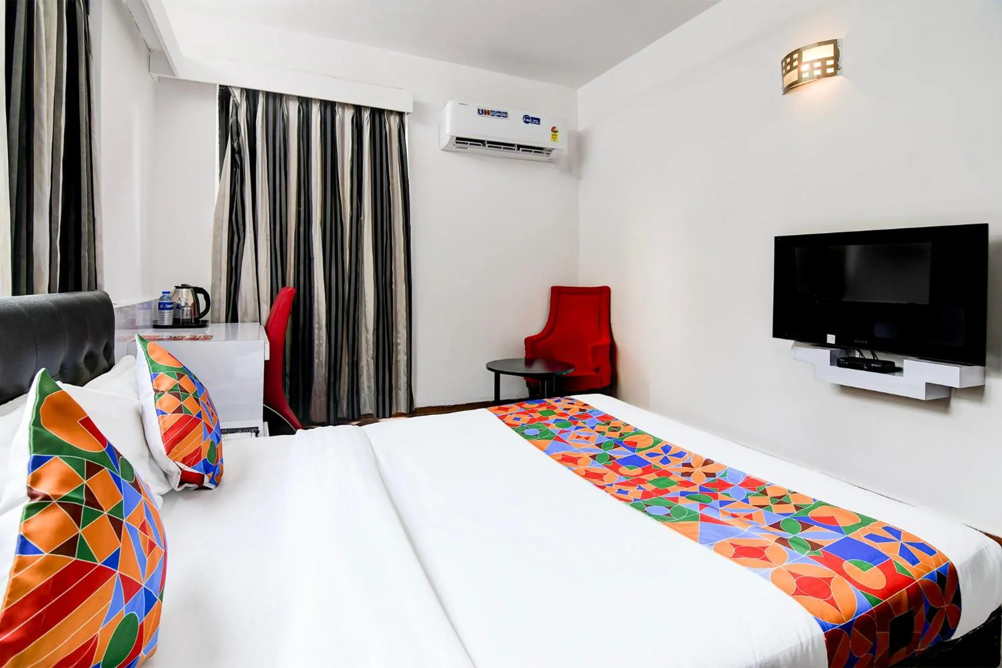 Bed in FabHotel Ballygunge Luxury - Behind Punjab Club