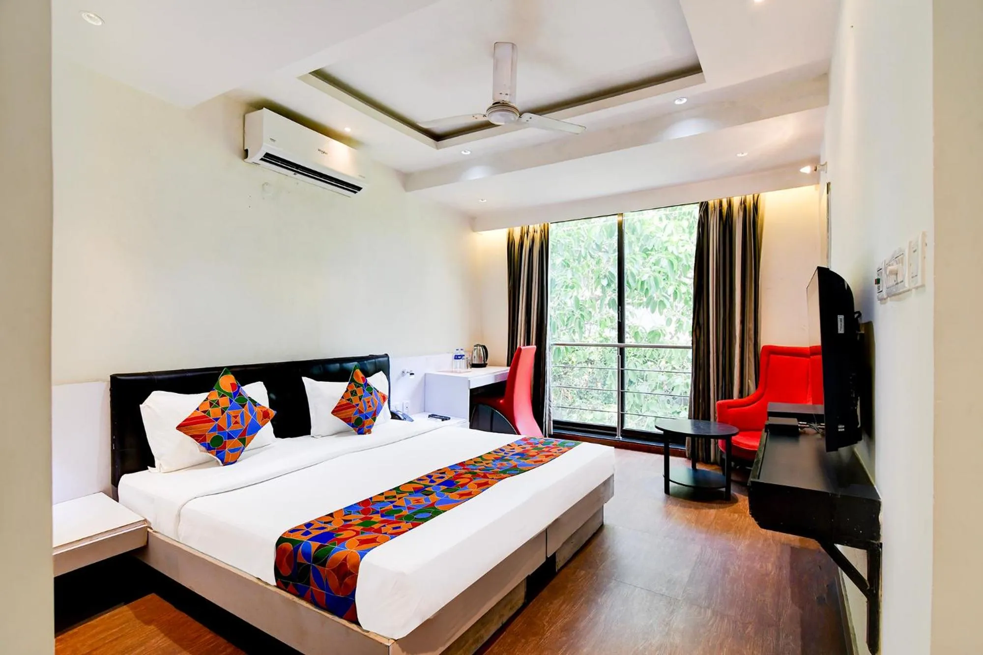 Bed in FabHotel Ballygunge Luxury - Behind Punjab Club