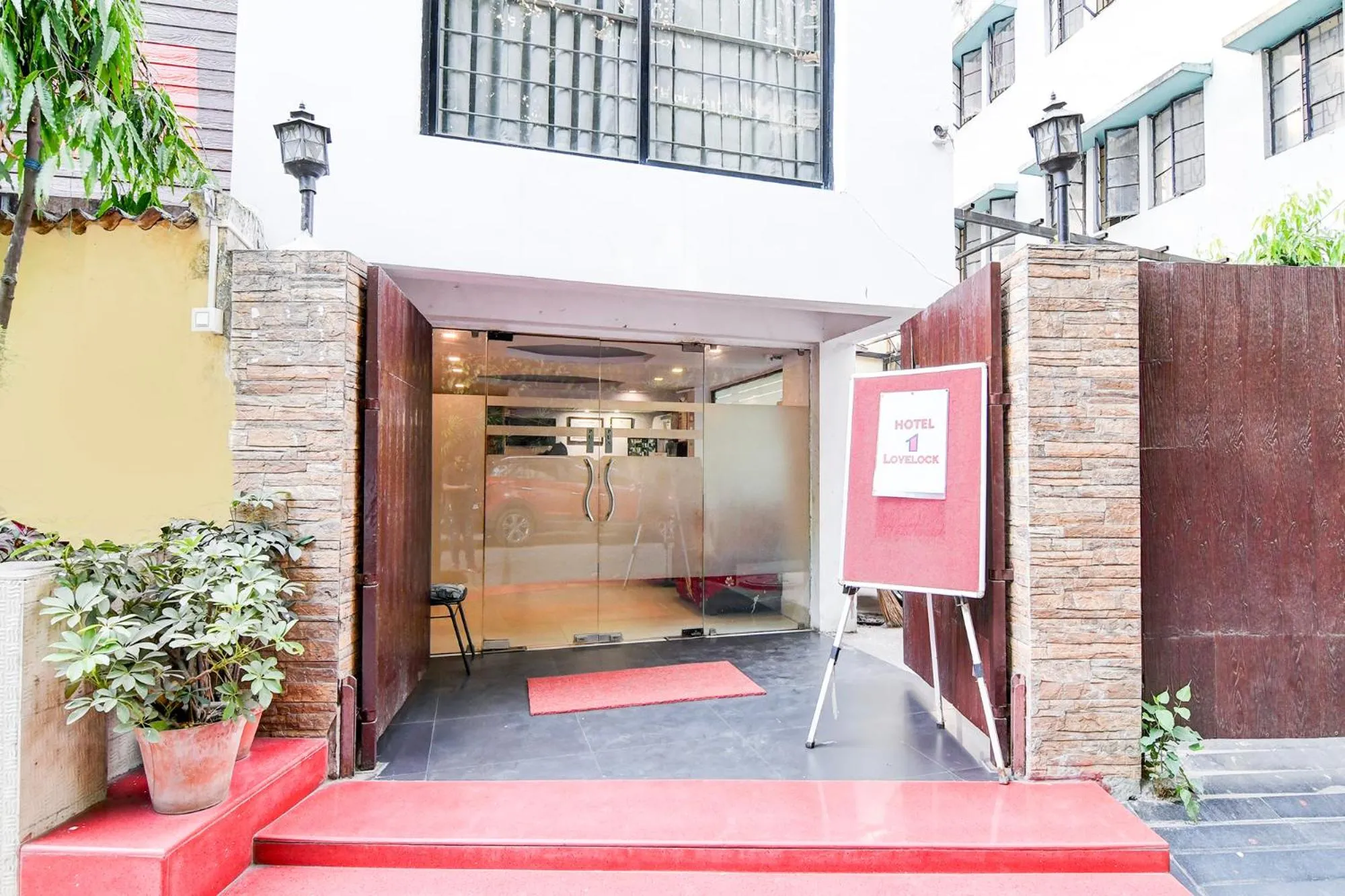 Facade/entrance in FabHotel Ballygunge Luxury - Behind Punjab Club