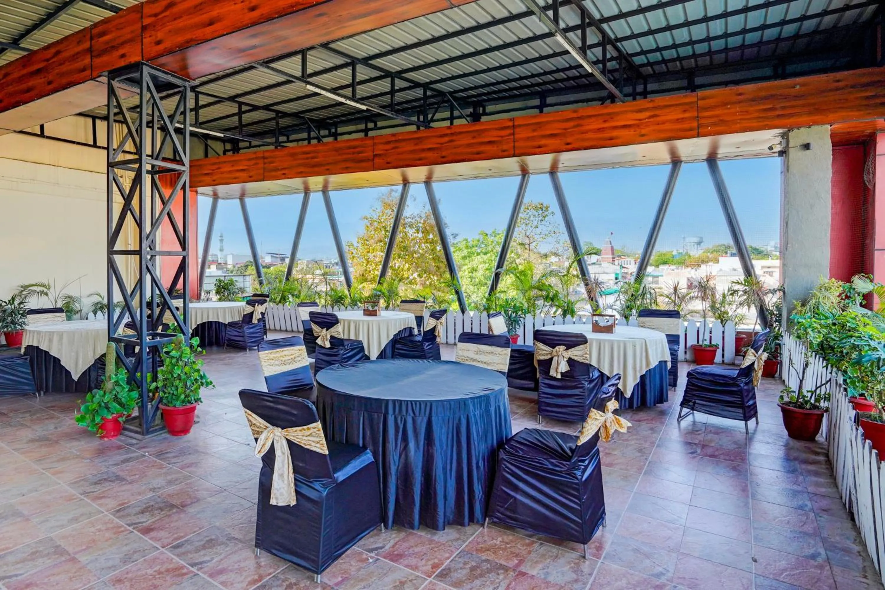 Dining area in Super Townhouse Prince Chowk Near Railway Station