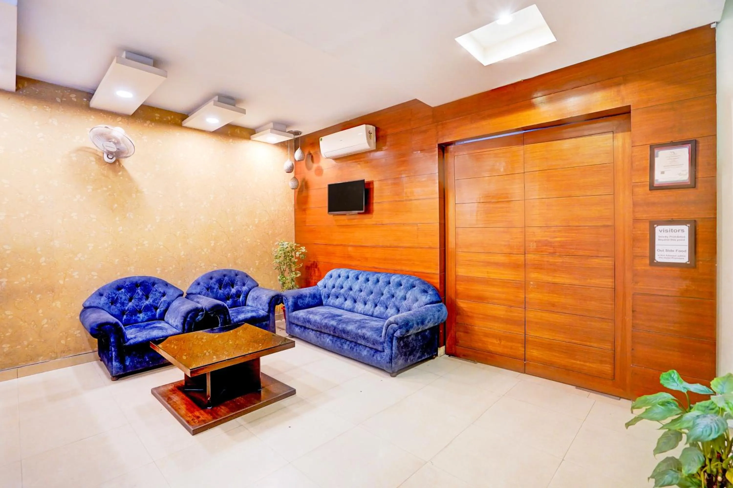 Lobby or reception in Super Townhouse Prince Chowk Near Railway Station