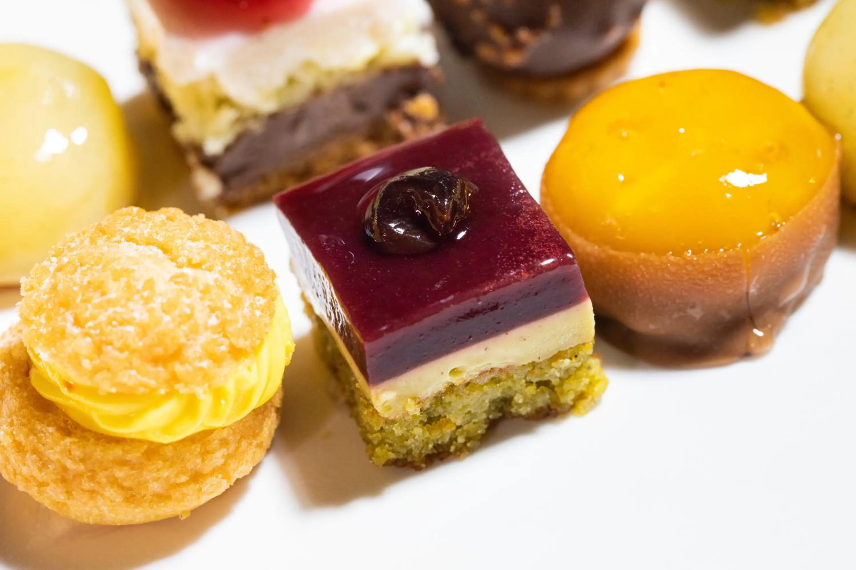 Restaurant/places to eat in Cormoran Hotel & Residence