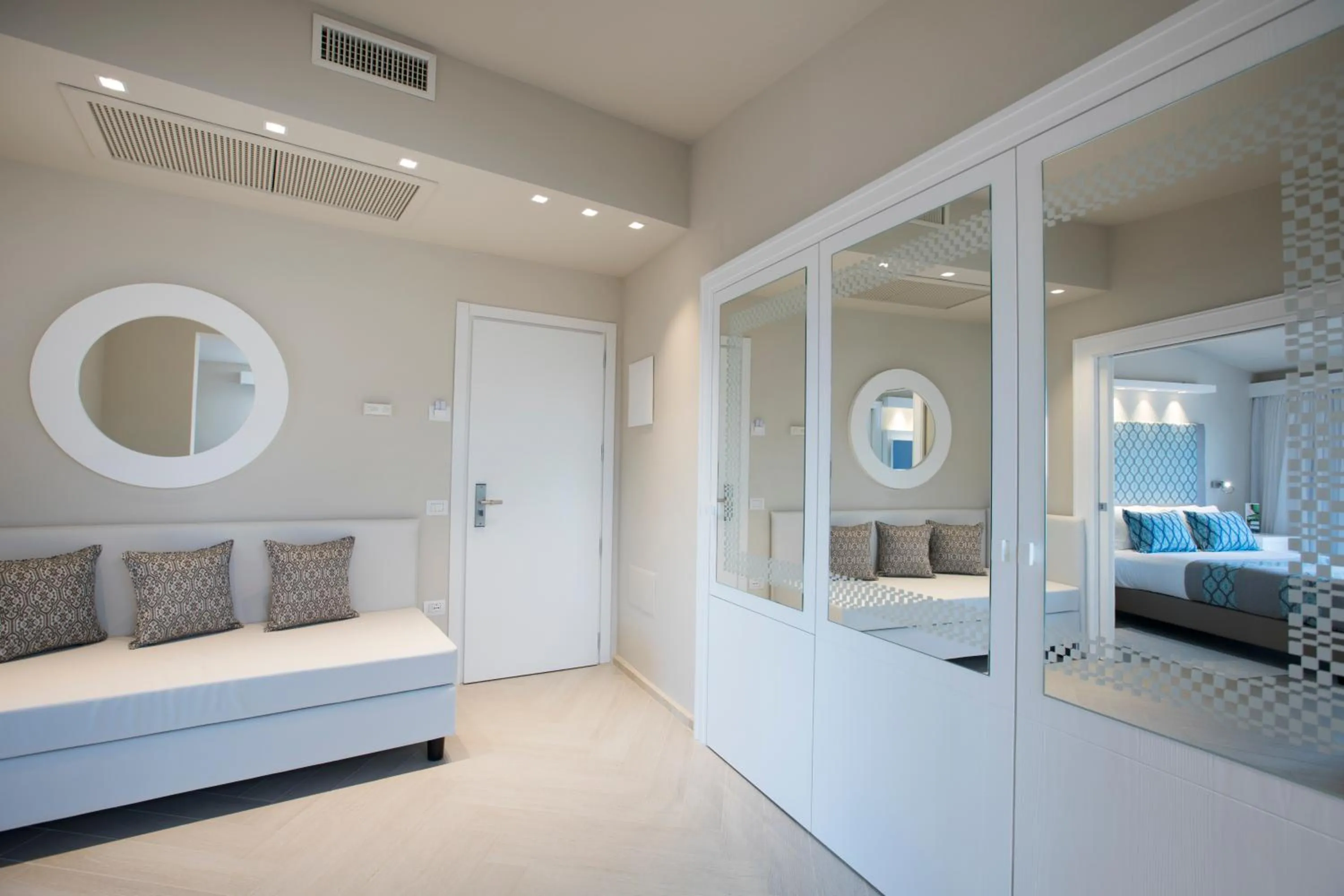 Living room, Bed in Cormoran Hotel & Residence