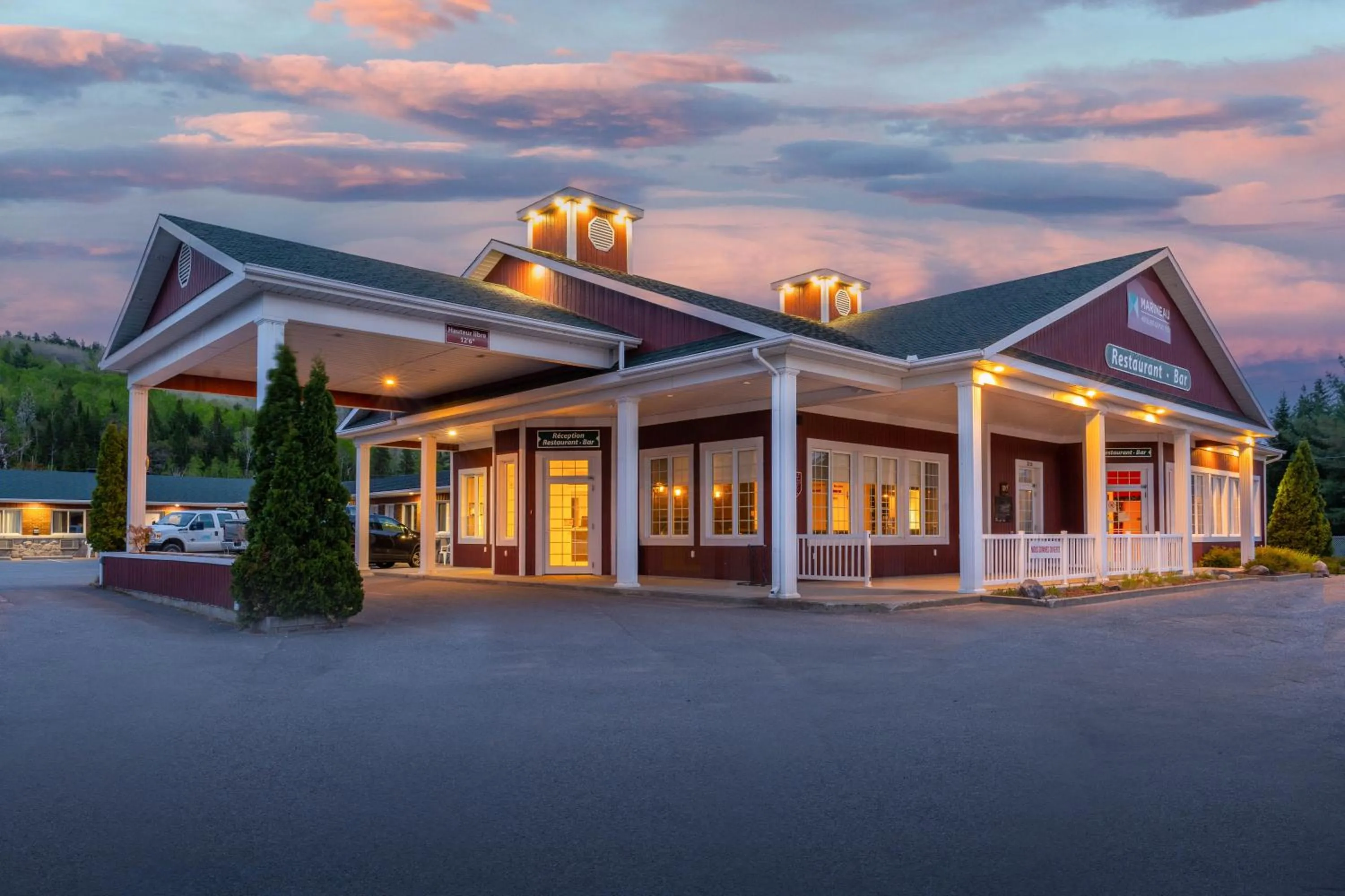 Facade/entrance in Hôtel Marineau La Tuque