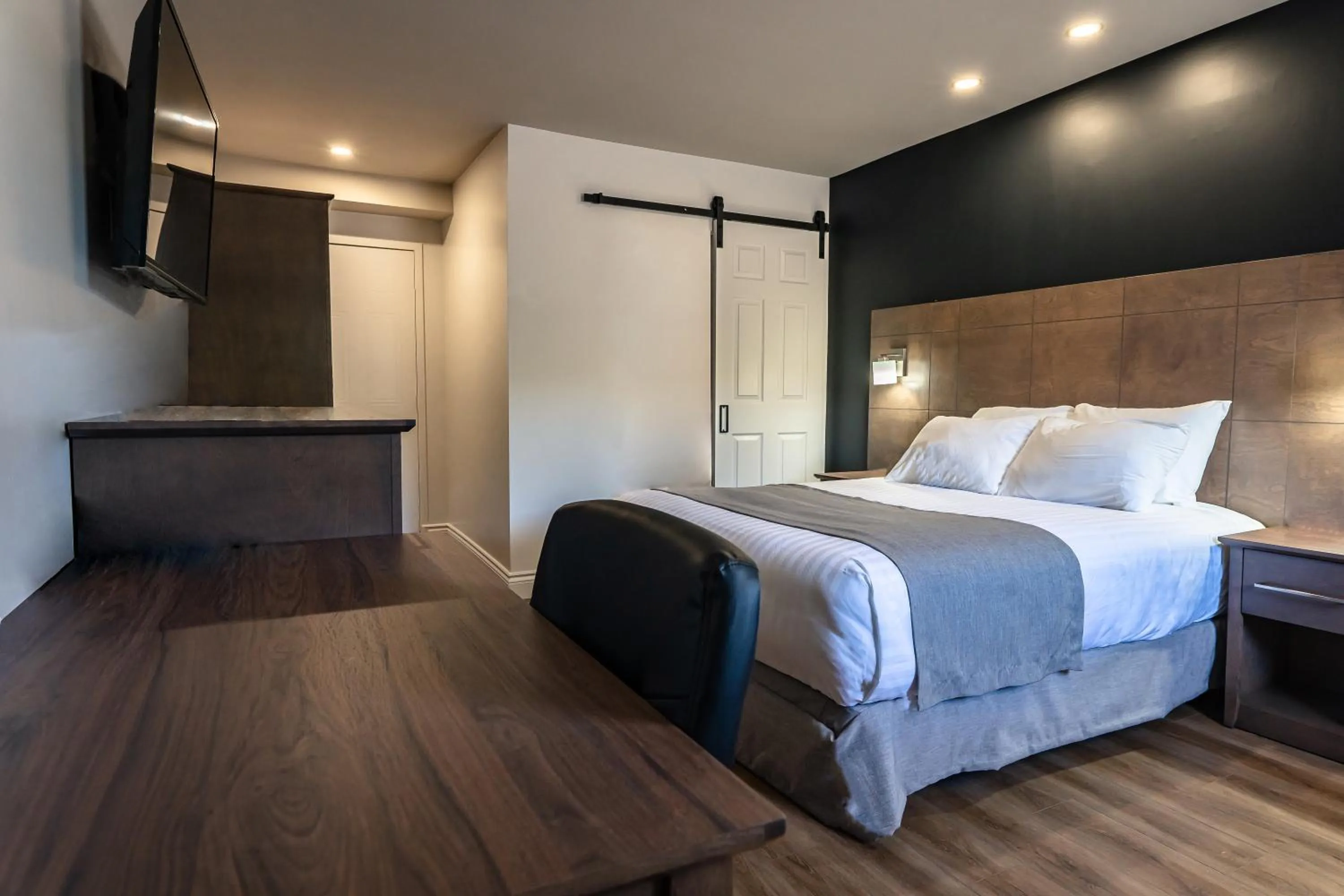 Bed in Hôtel Marineau La Tuque