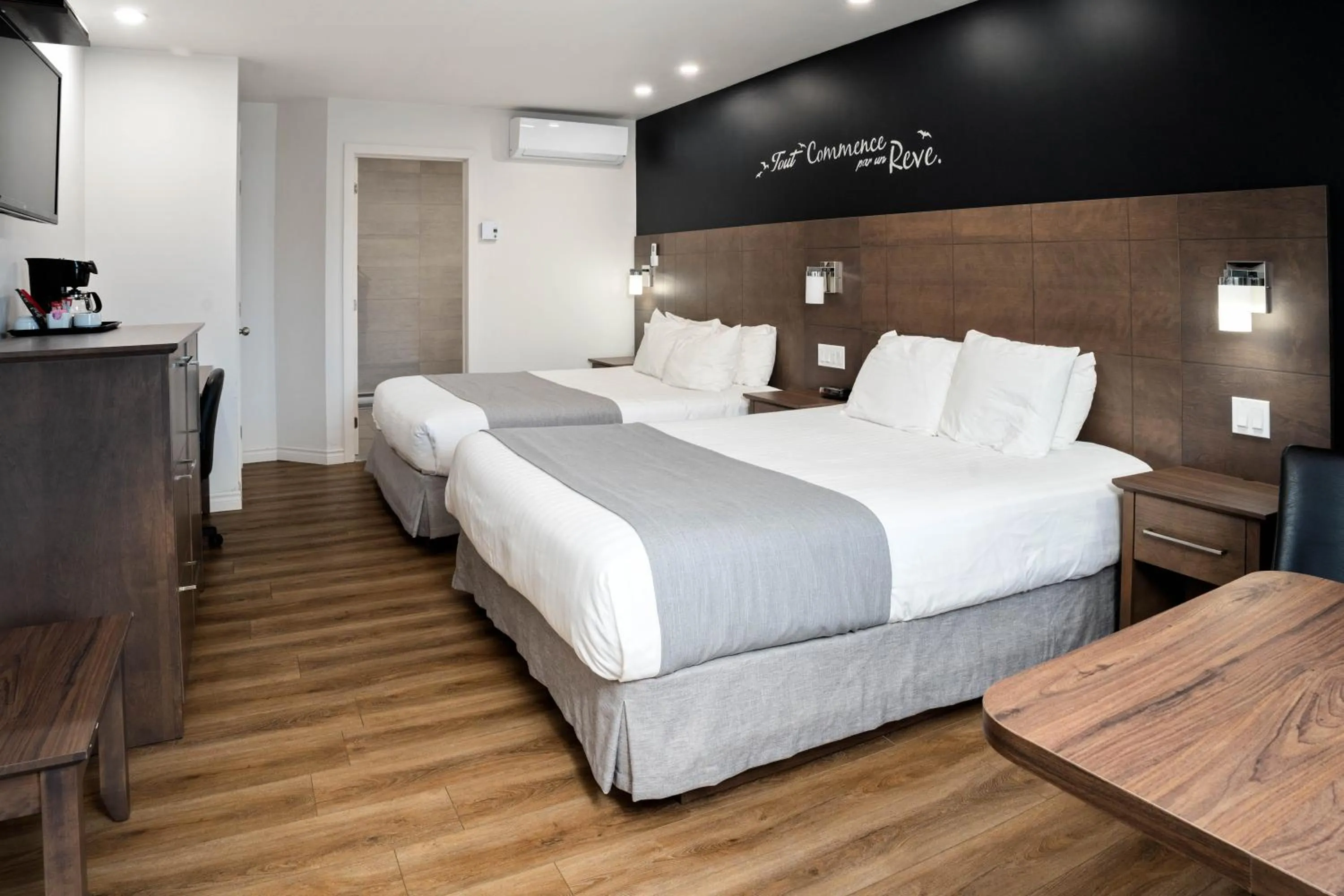 Photo of the whole room in Hôtel Marineau La Tuque