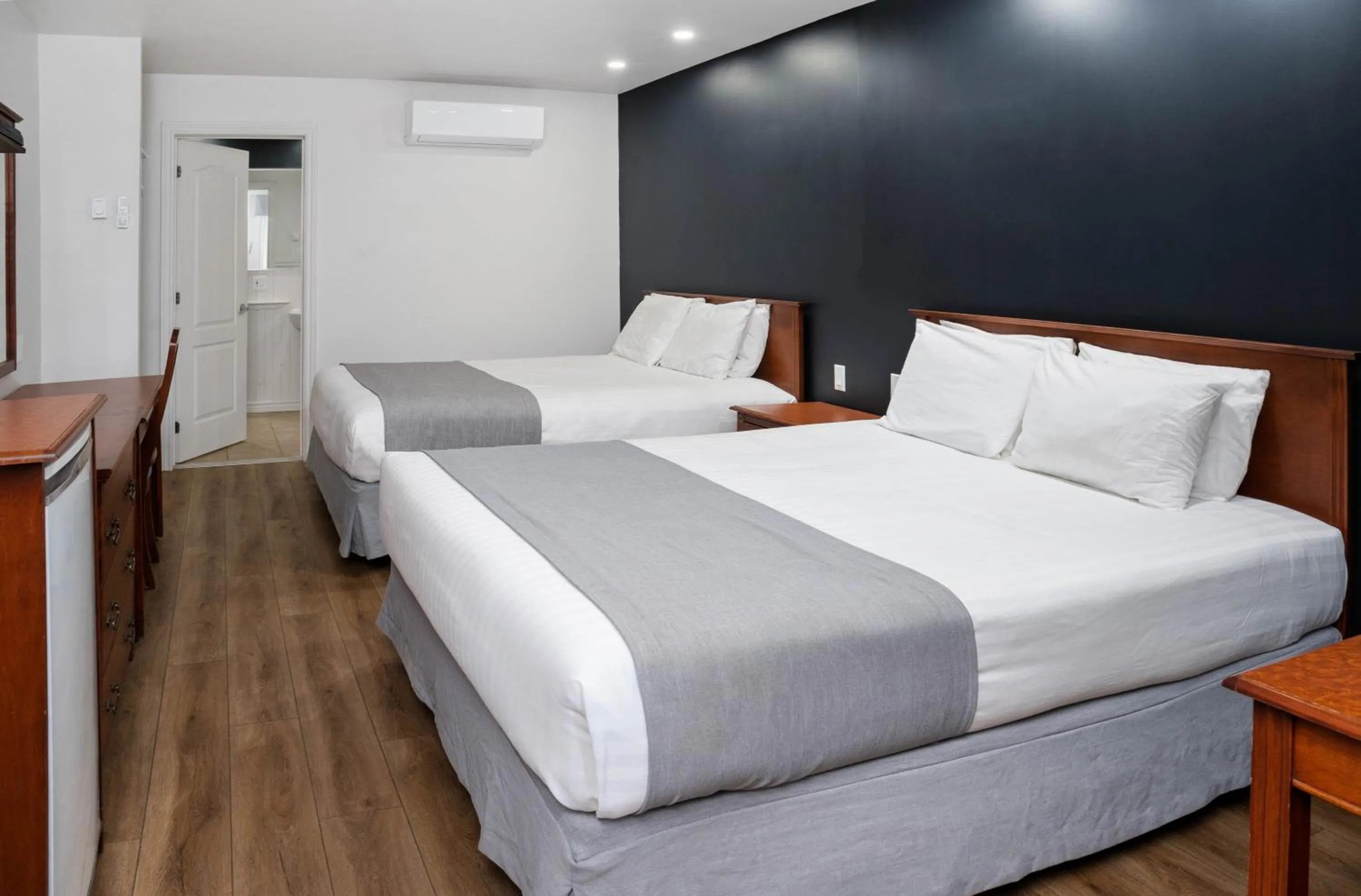 Photo of the whole room in Hôtel Marineau La Tuque