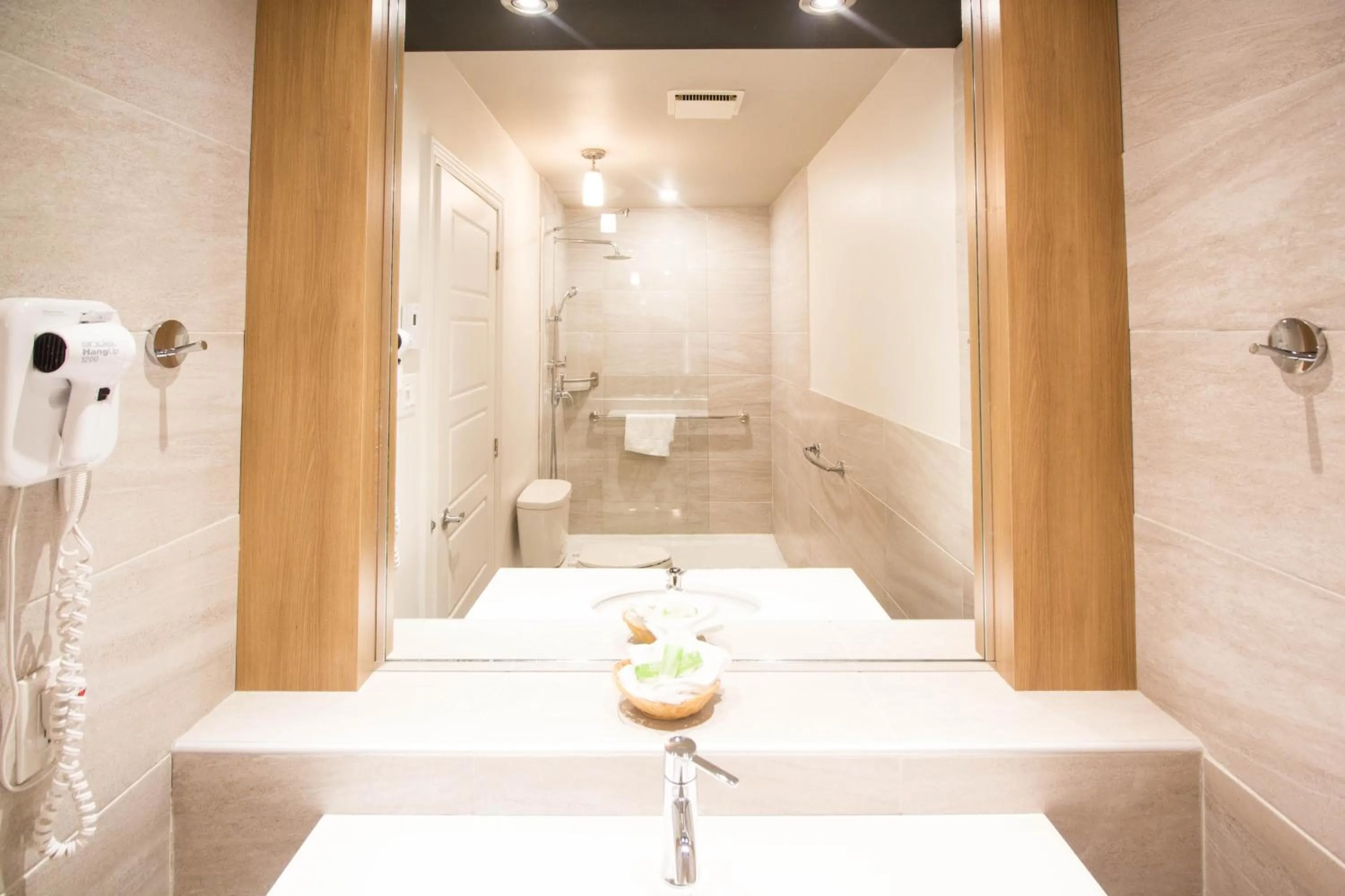 Toilet in Hôtel Marineau La Tuque