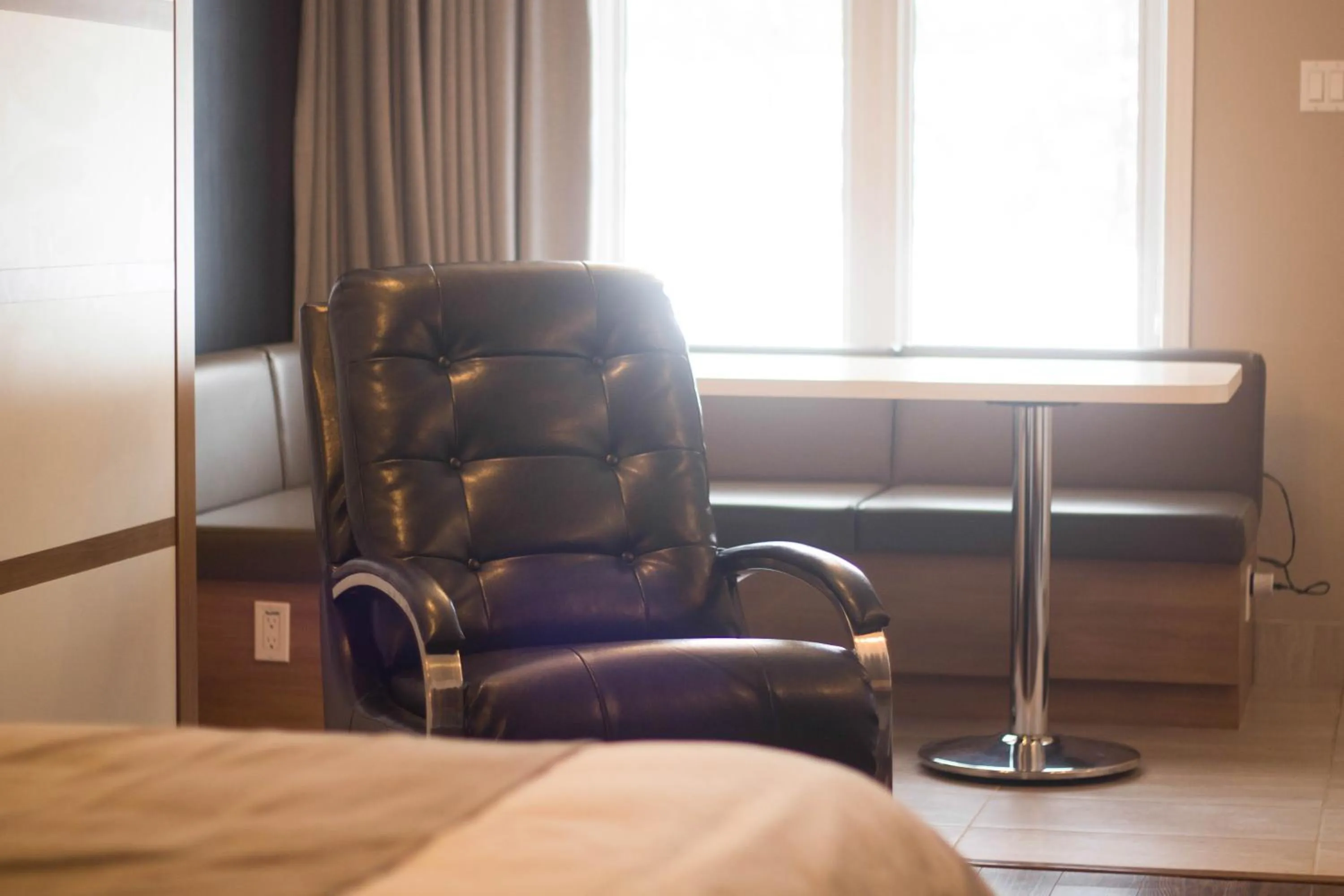 Seating area in Hôtel Marineau La Tuque