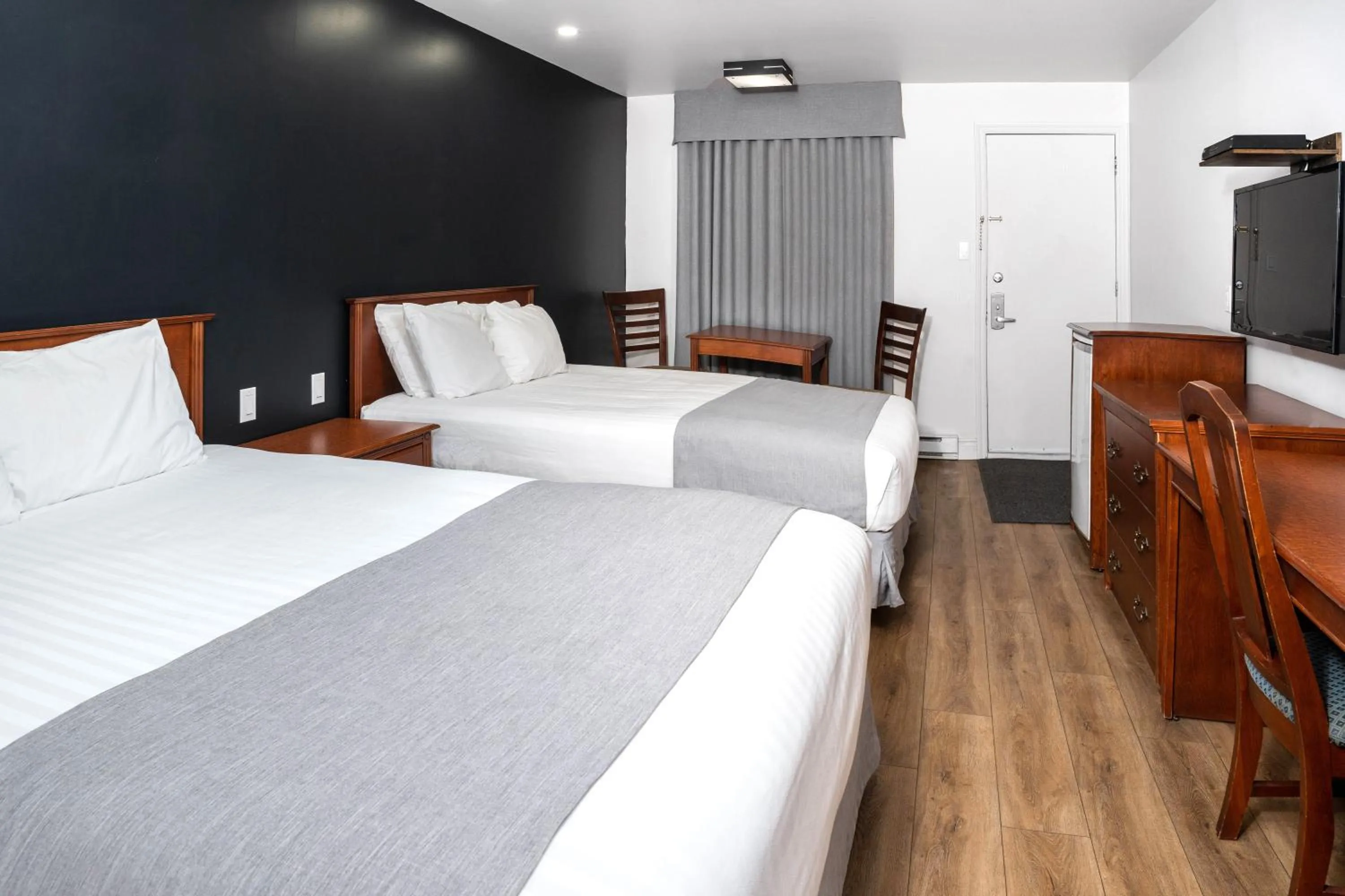 Photo of the whole room in Hôtel Marineau La Tuque