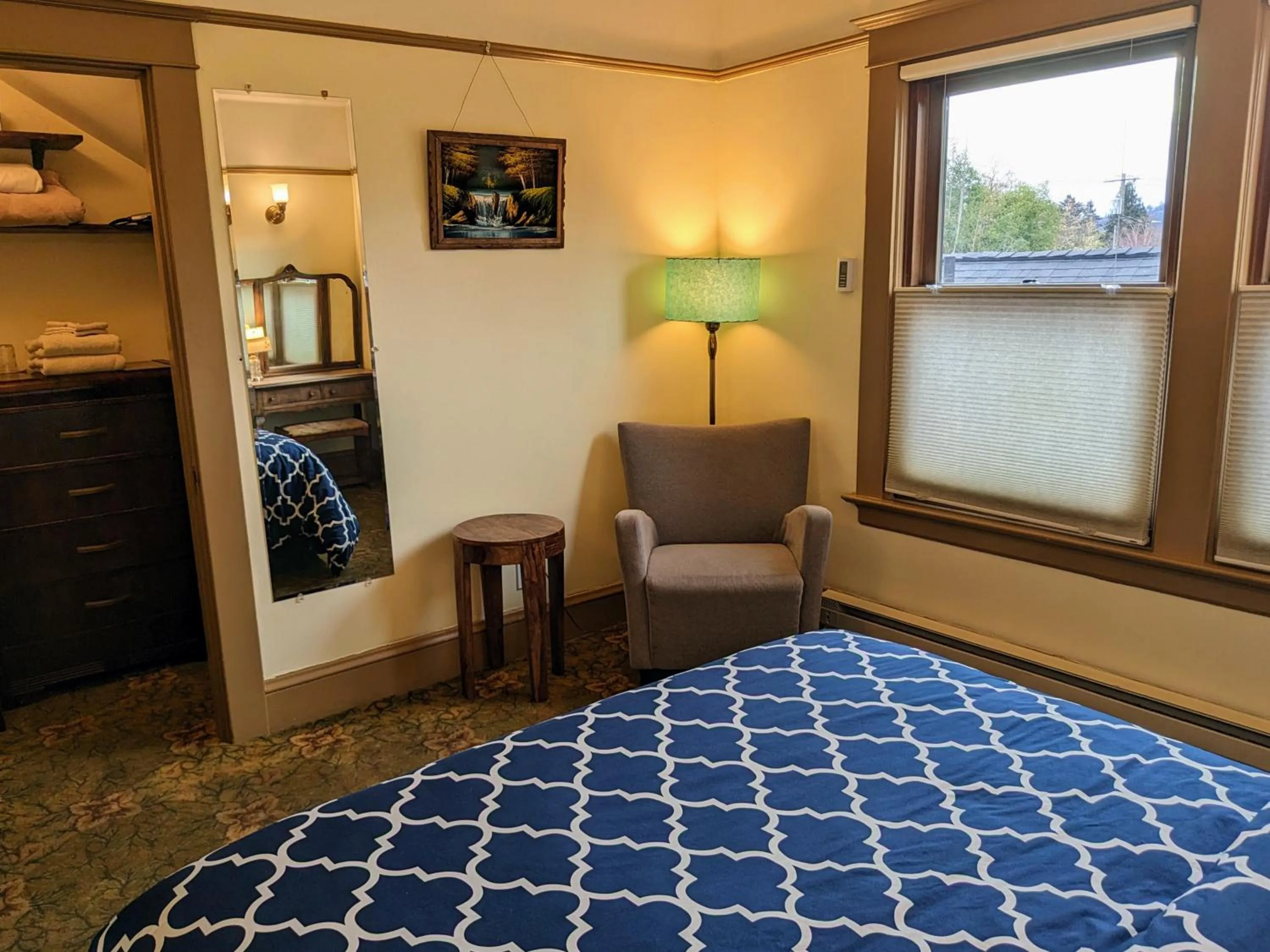 Seating area, Bed in Bluebird Guesthouse