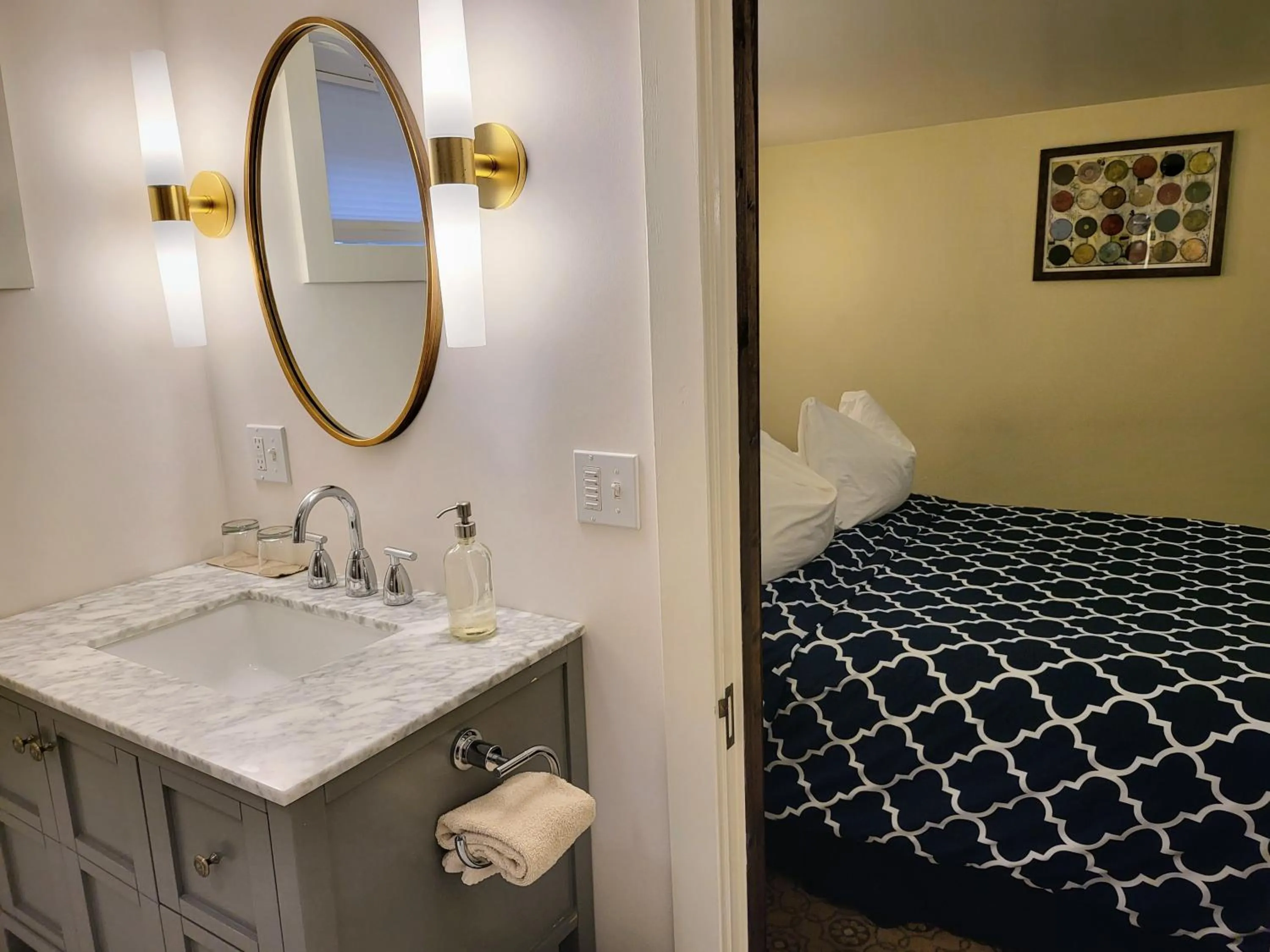 Bathroom, Bed in Bluebird Guesthouse