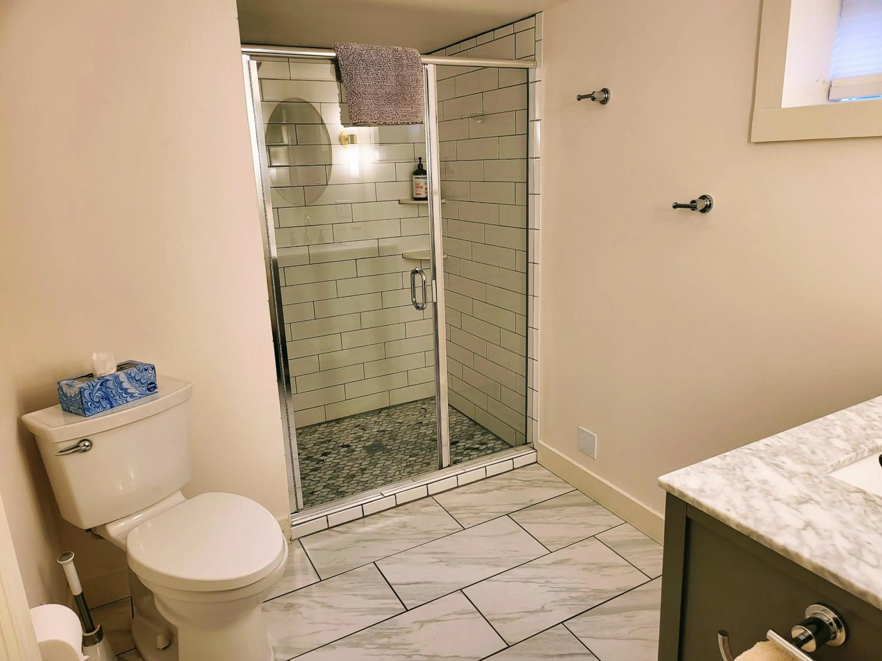 Shower in Bluebird Guesthouse