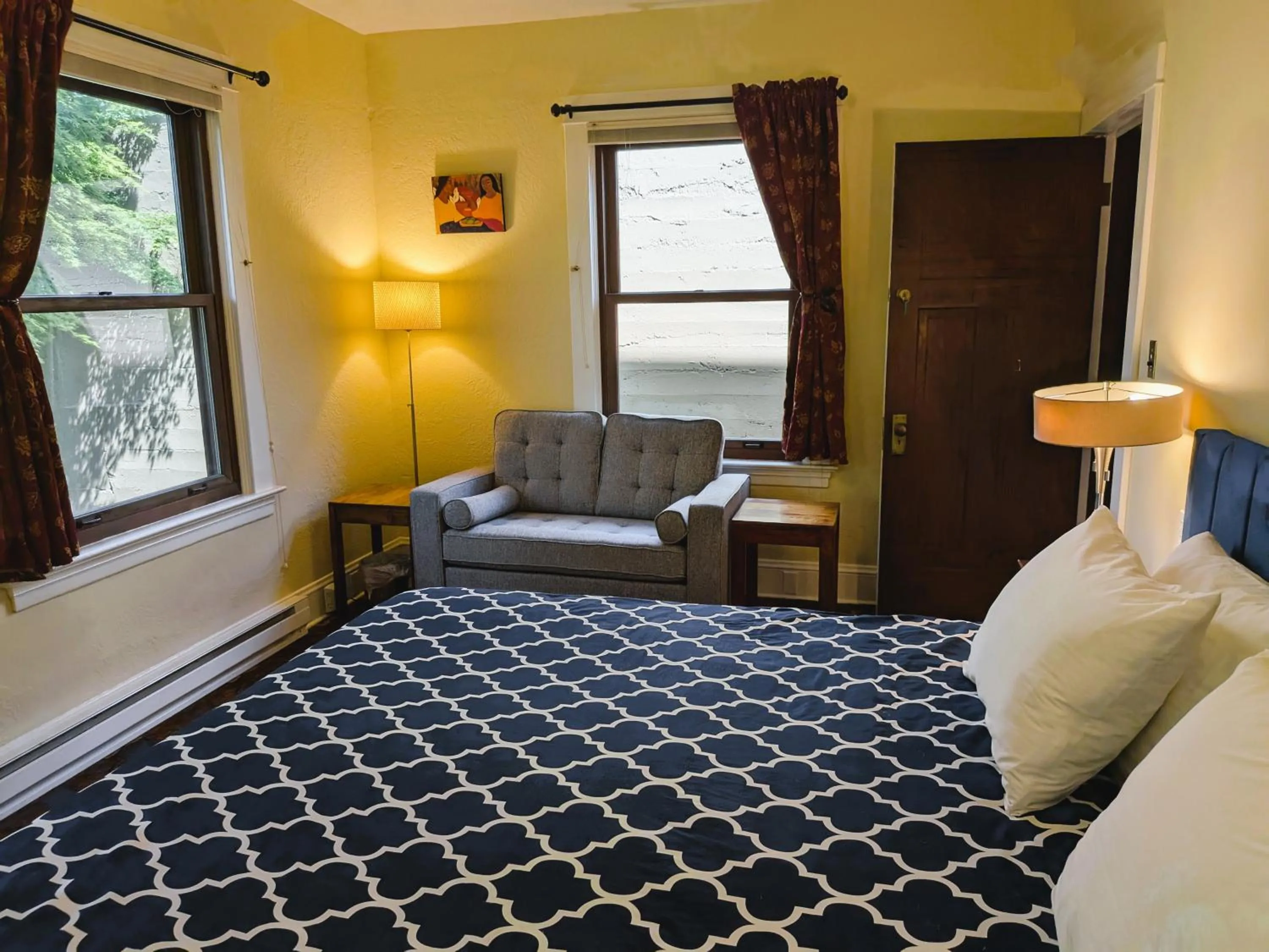 Seating area, Bed in Bluebird Guesthouse