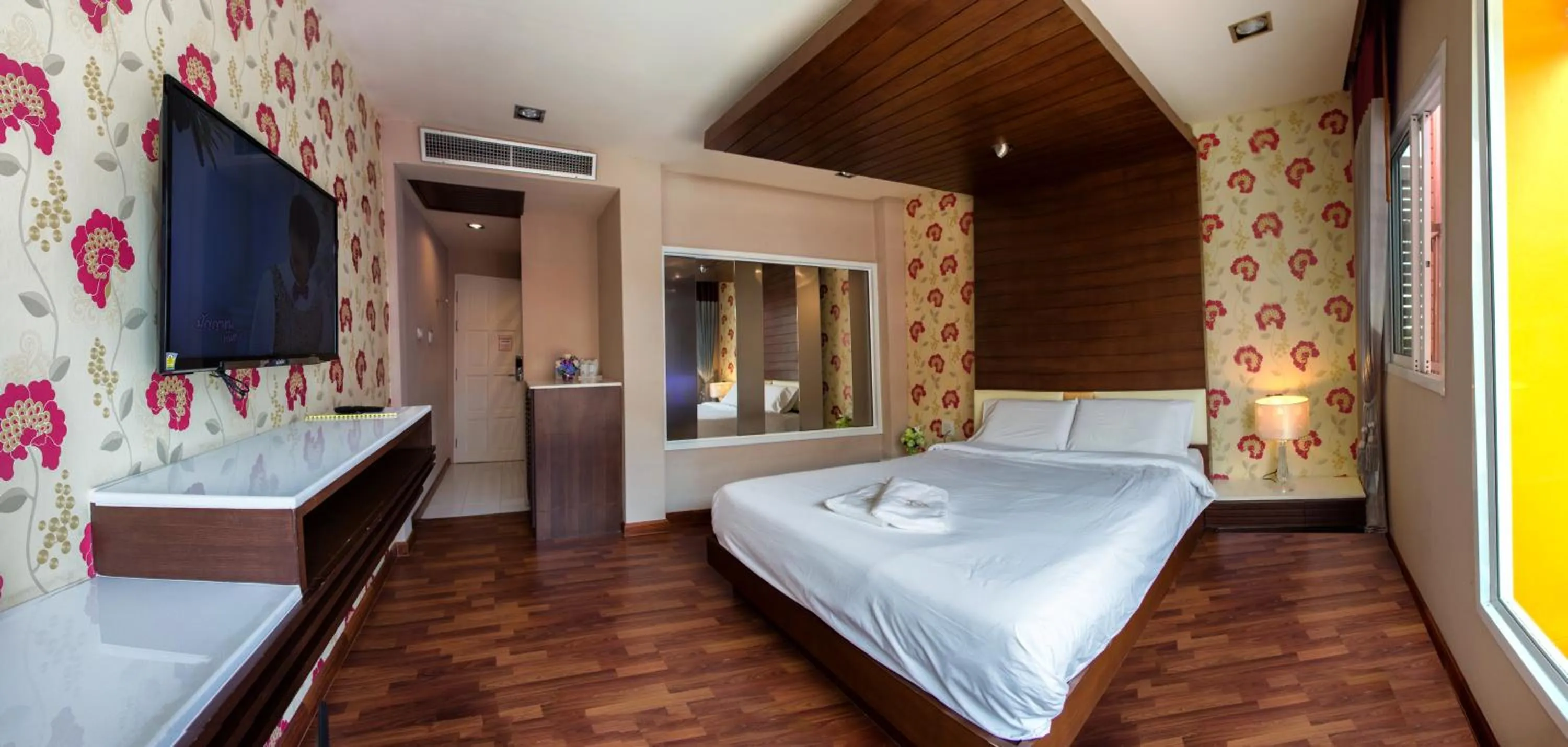 Photo of the whole room, Bed in The Ring Hotel