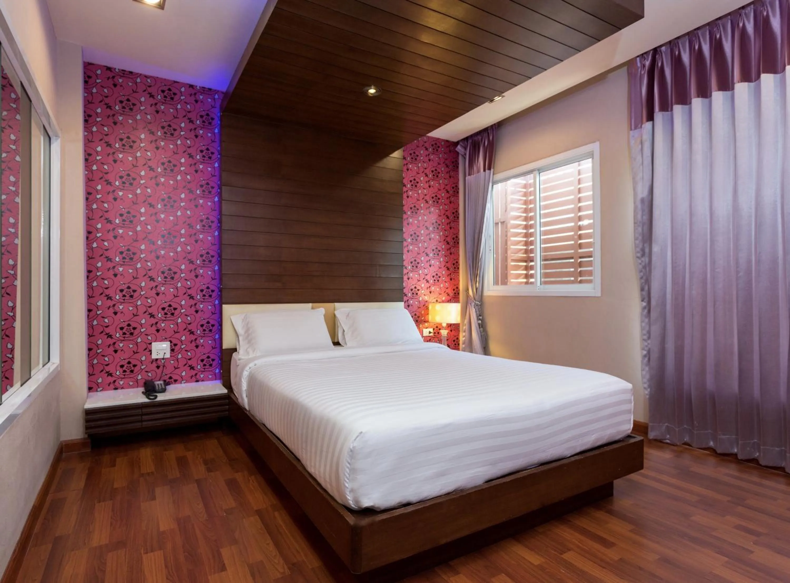 Photo of the whole room, Bed in The Ring Hotel