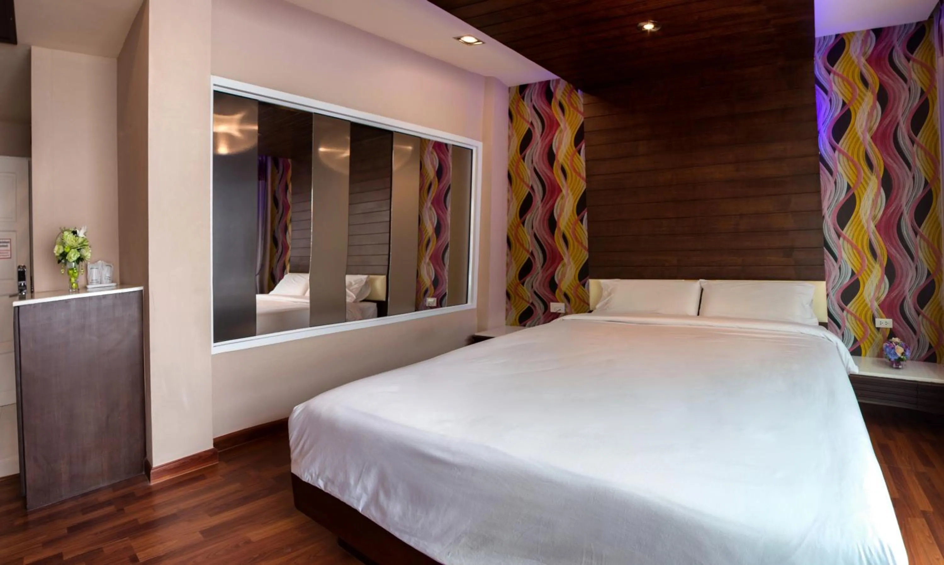 Photo of the whole room, Bed in The Ring Hotel