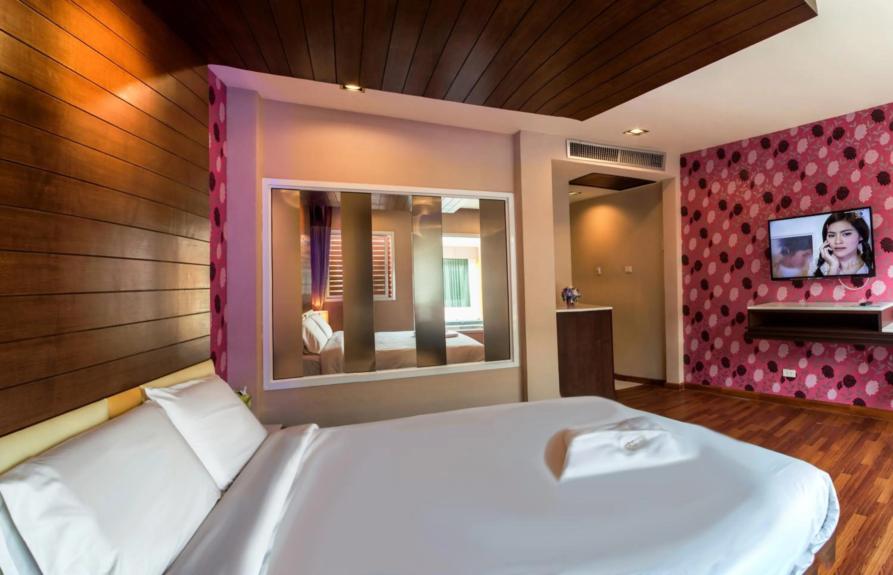 Photo of the whole room, Bed in The Ring Hotel