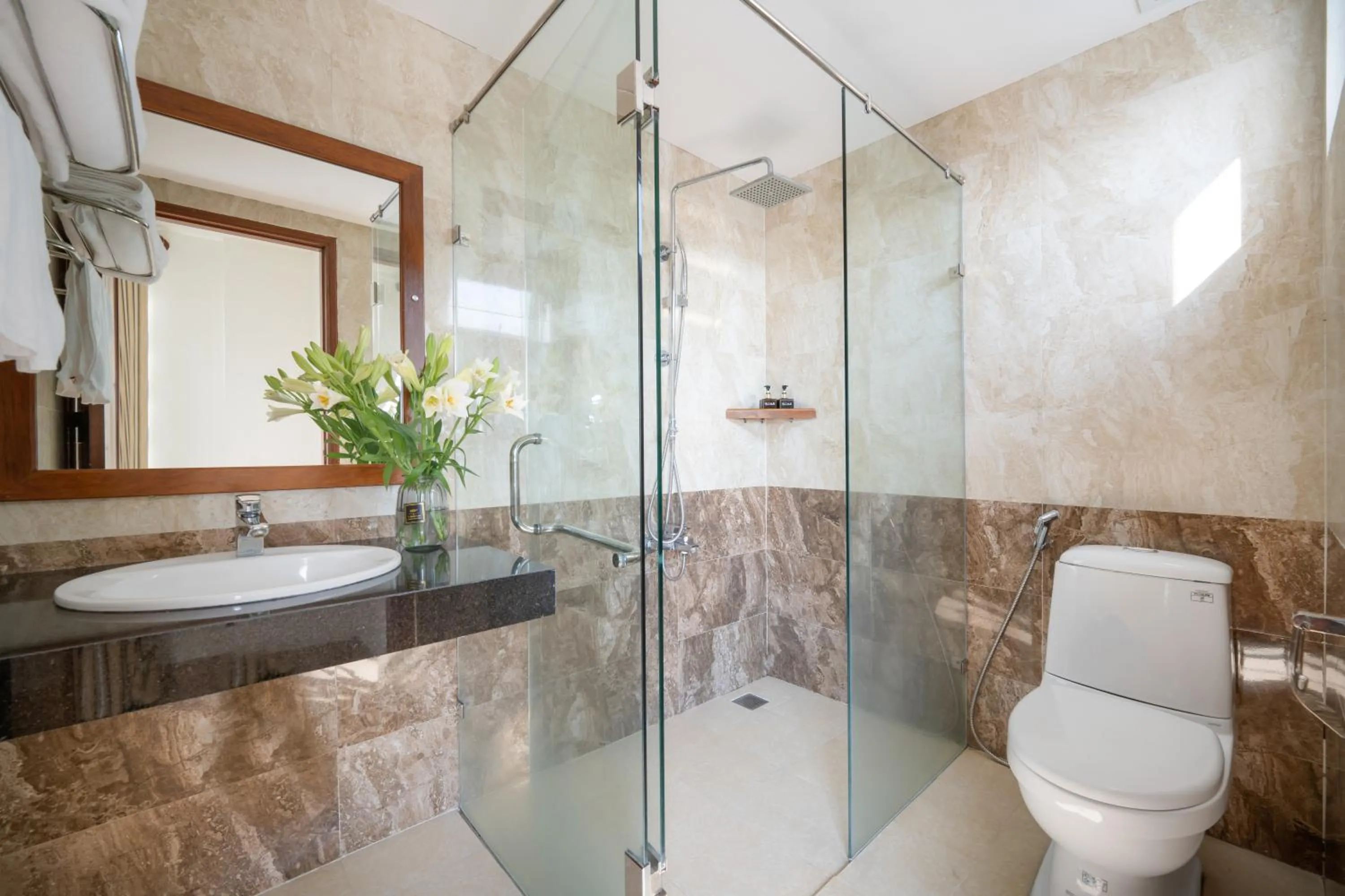 Shower in Titan Hotel Da Nang