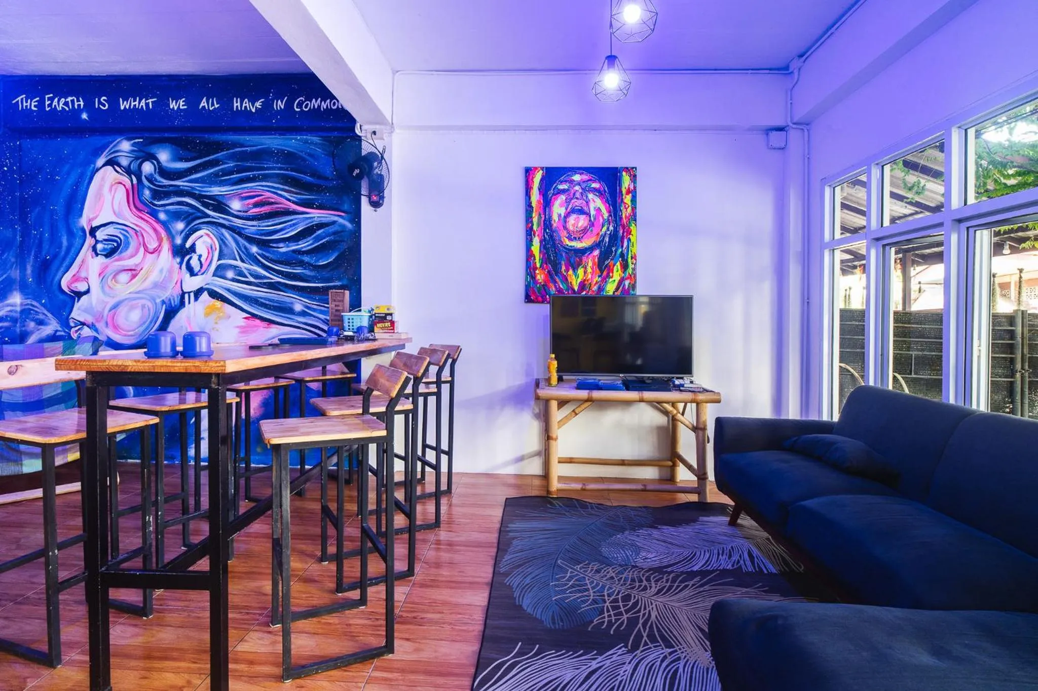 Communal lounge/ TV room in See Sea Backpackers House