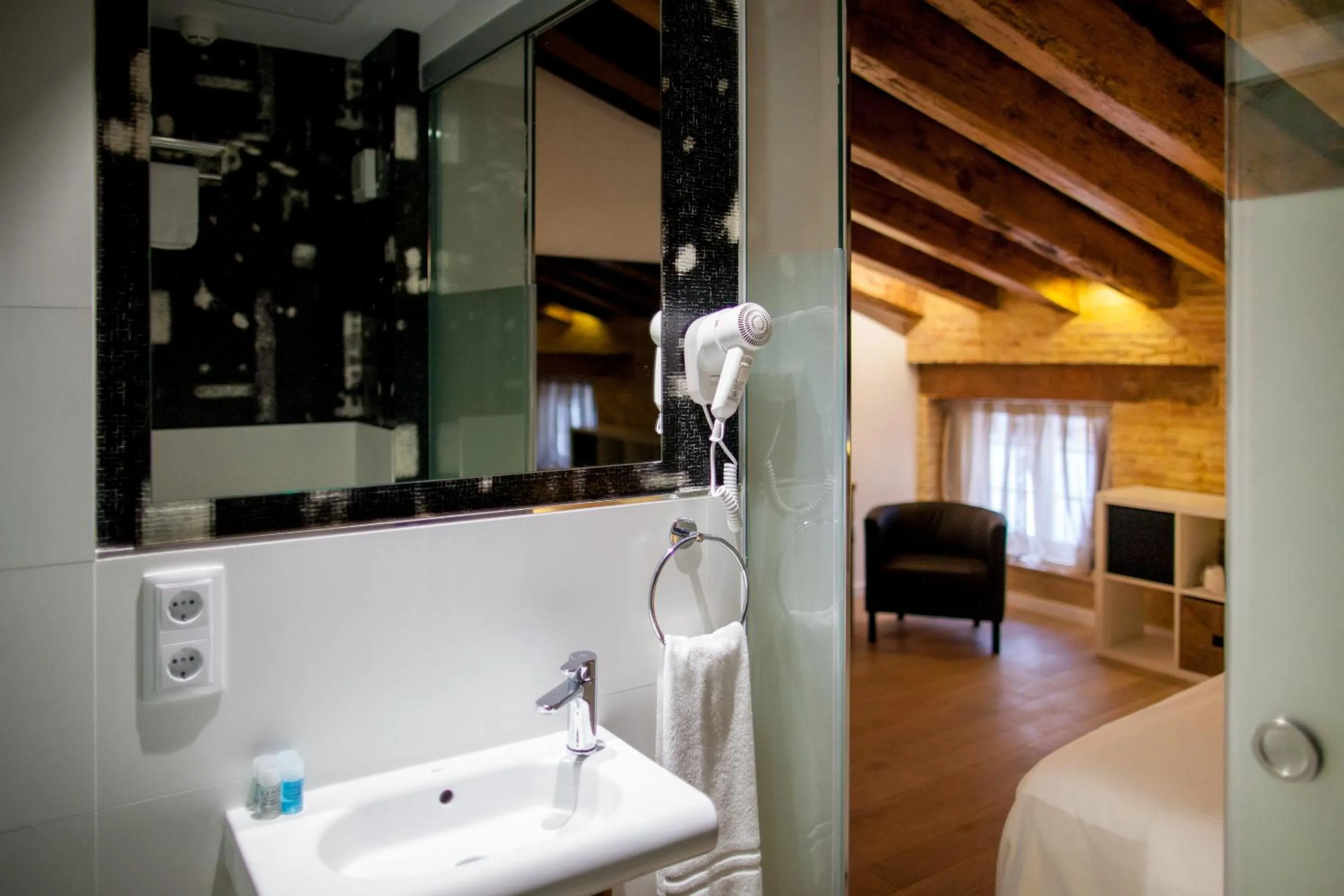 Photo of the whole room in Host & Home