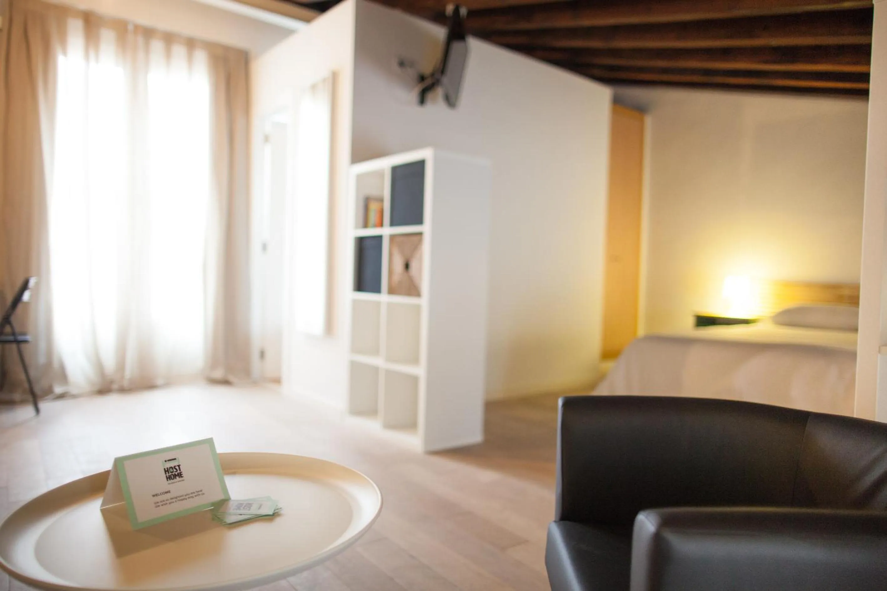 Photo of the whole room in Host & Home