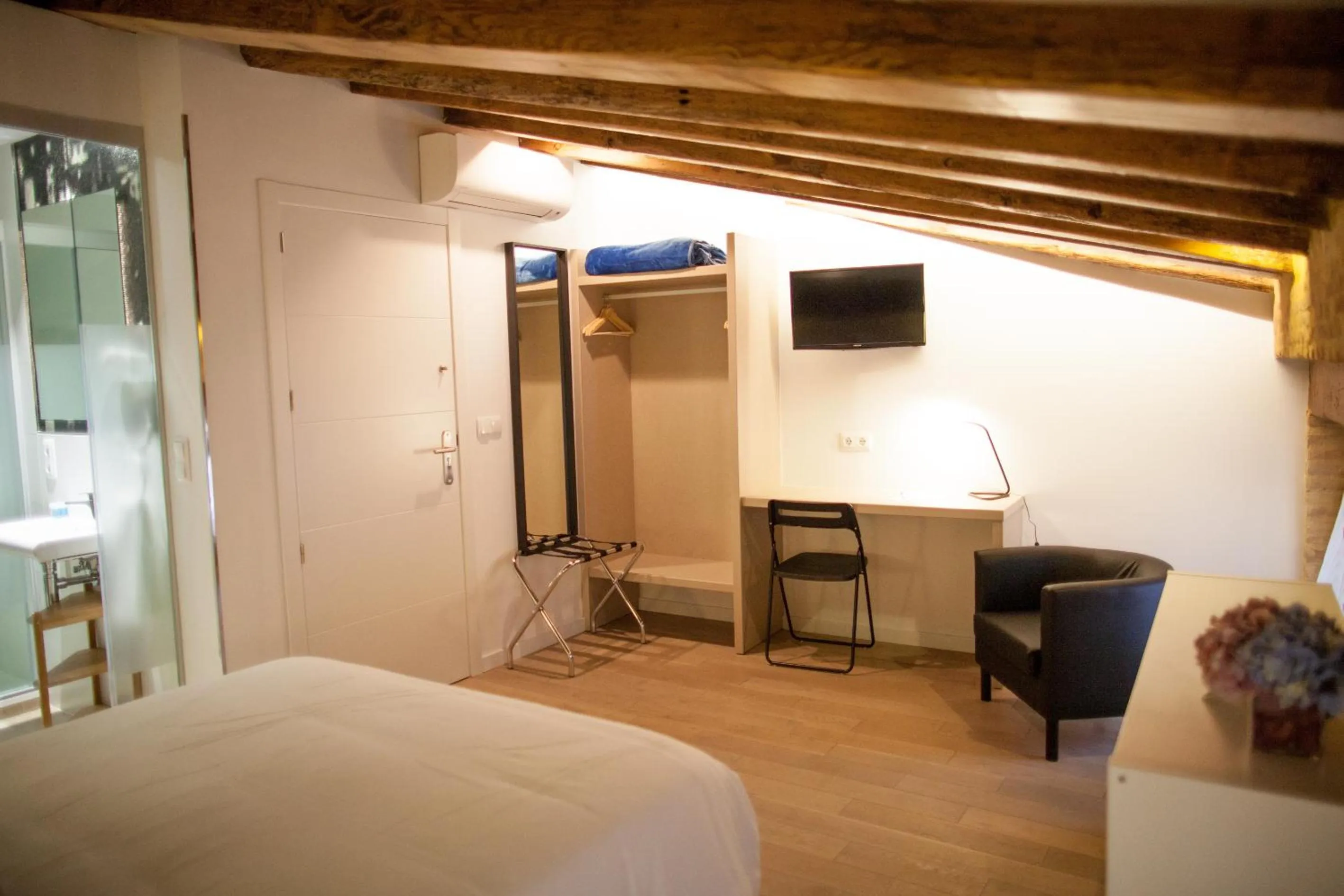 Photo of the whole room, Bed in Host & Home