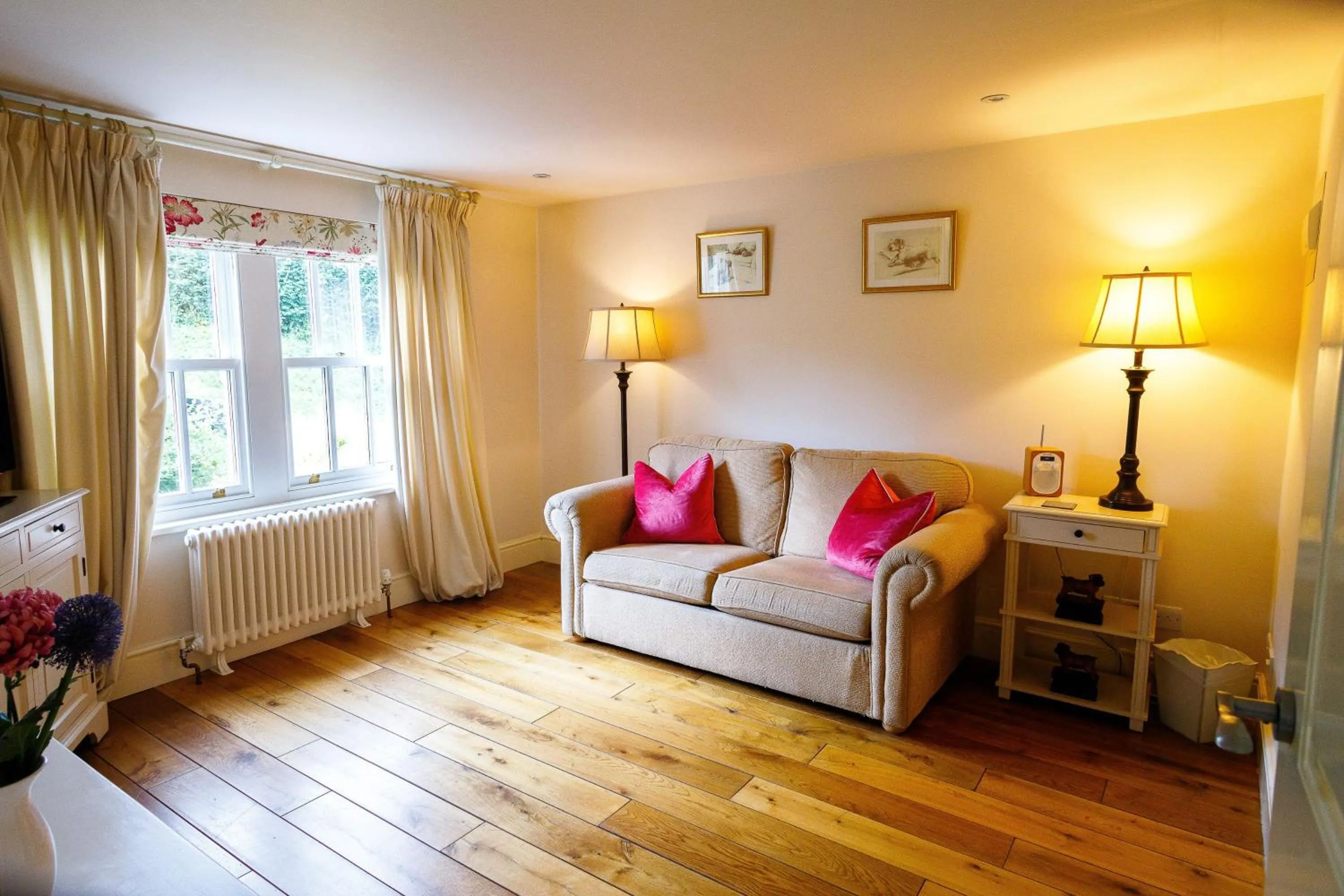 Seating area, Bed in Plough Inn