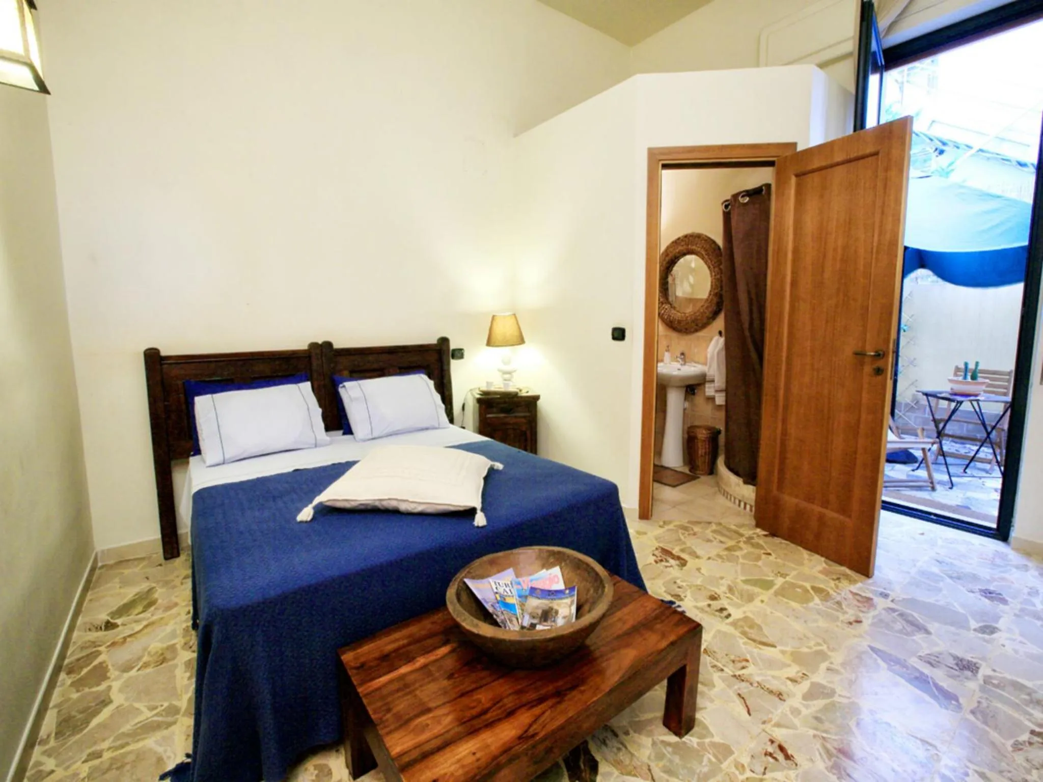 Patio, Bed in Kalinikta B&B