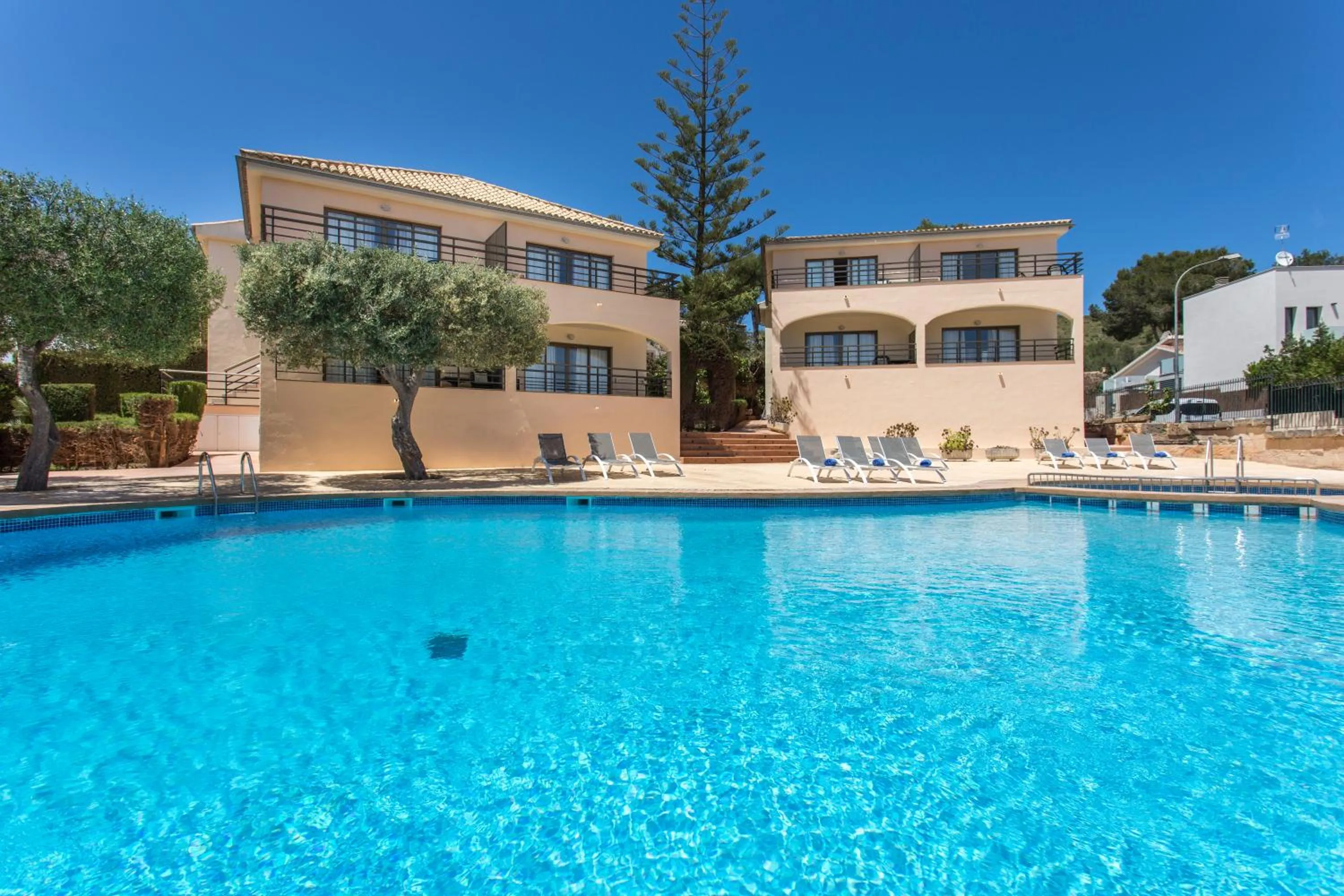 Swimming pool in Alcanada Golf Hotel