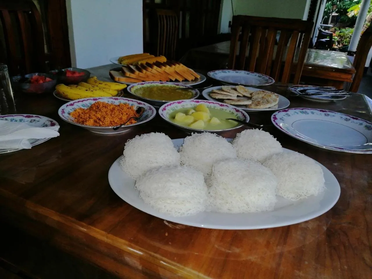 Food and drinks in White Guest