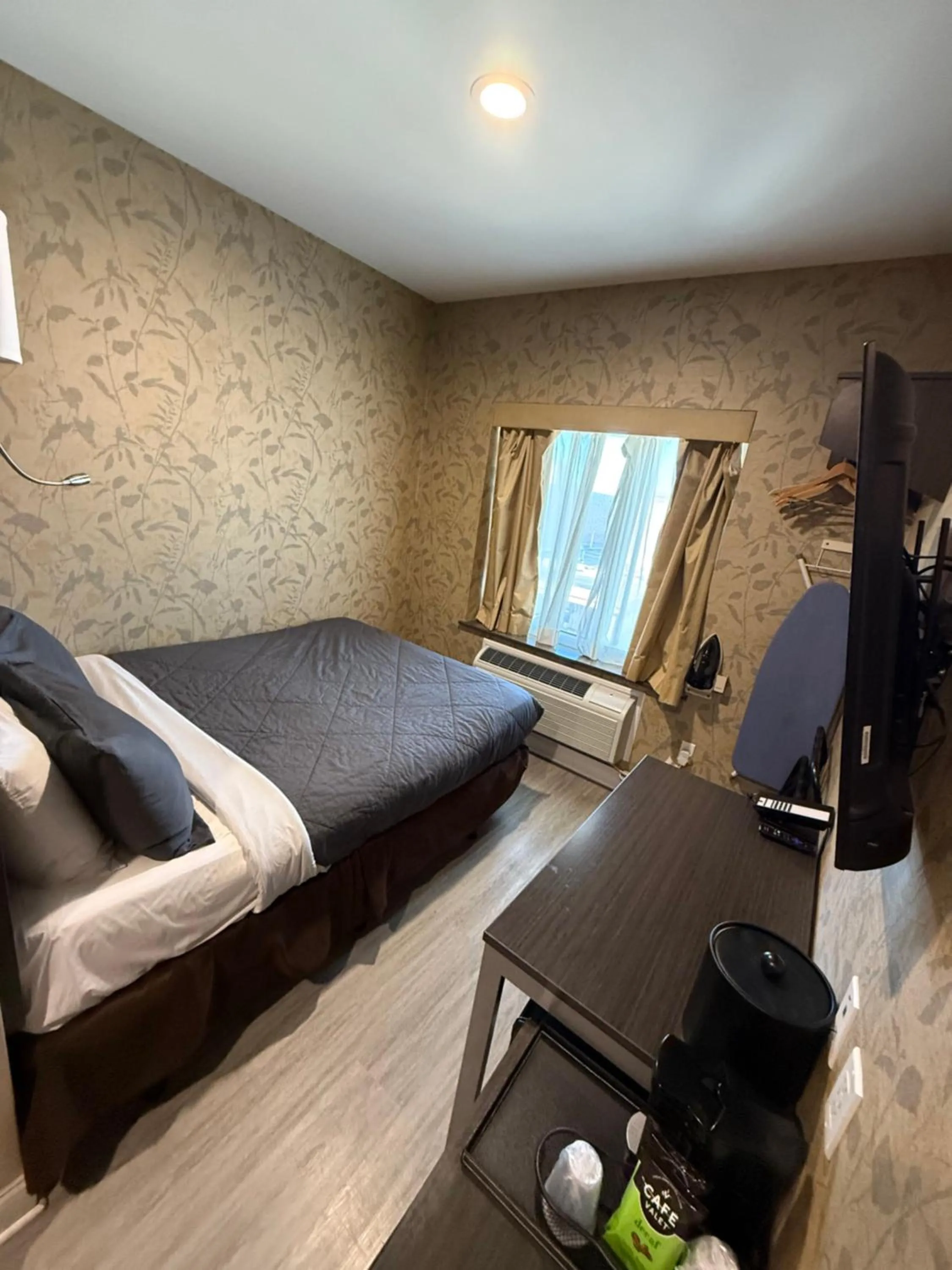 Photo of the whole room, Bed in Grandview Hotel New York