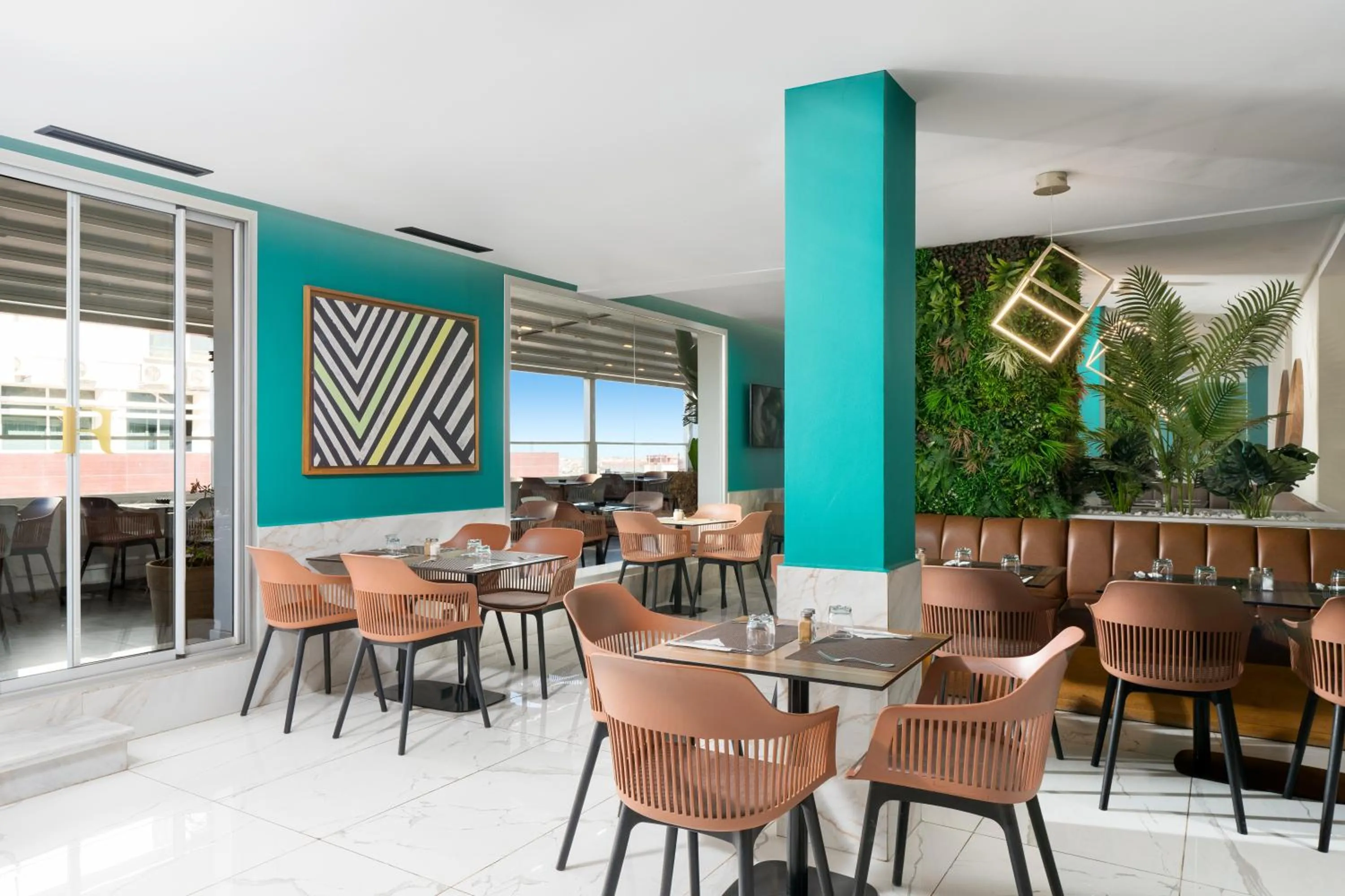 Restaurant/places to eat in Rihab Hotel