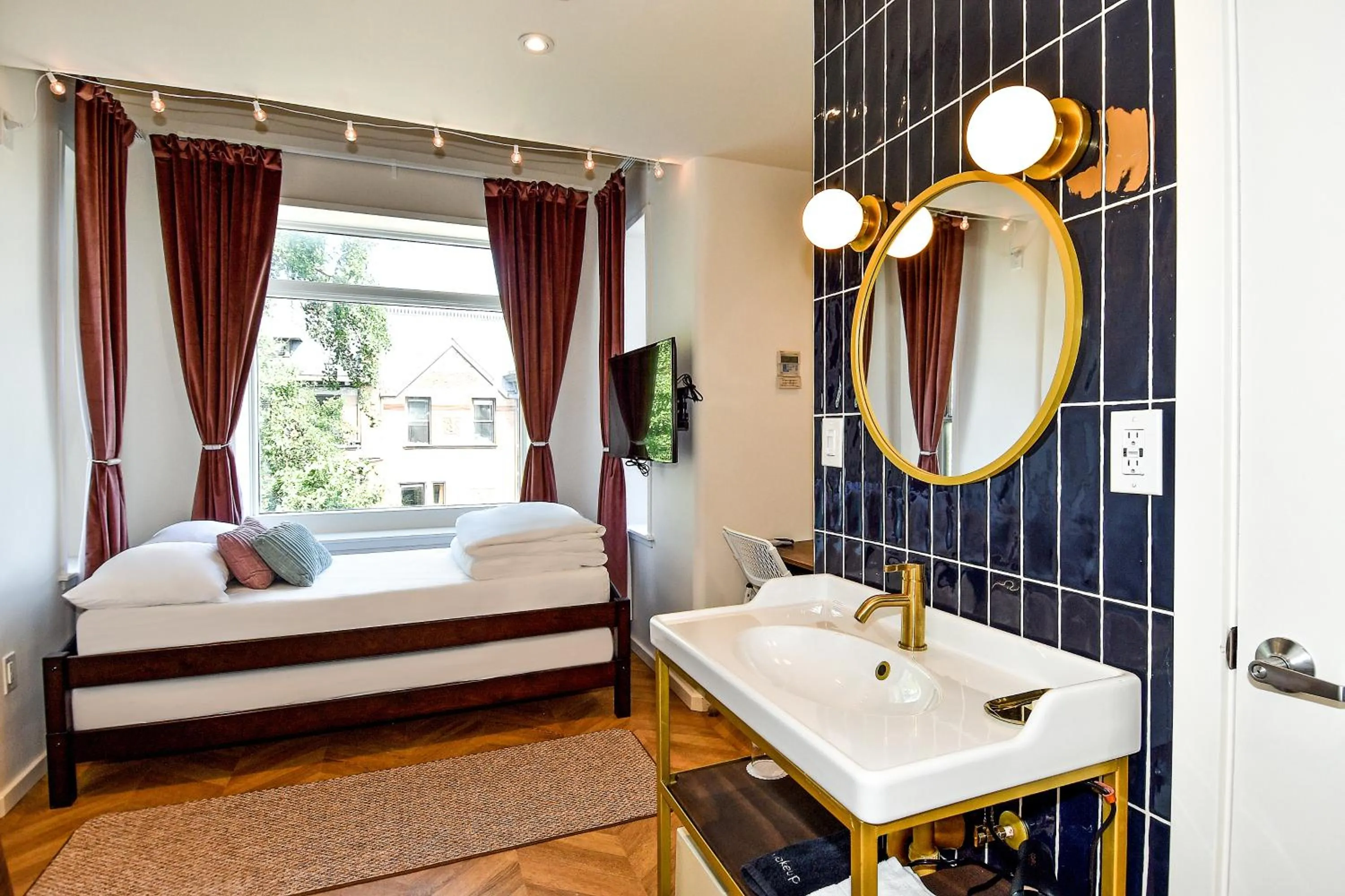 Bedroom, Bed in HighRoad Washington DC