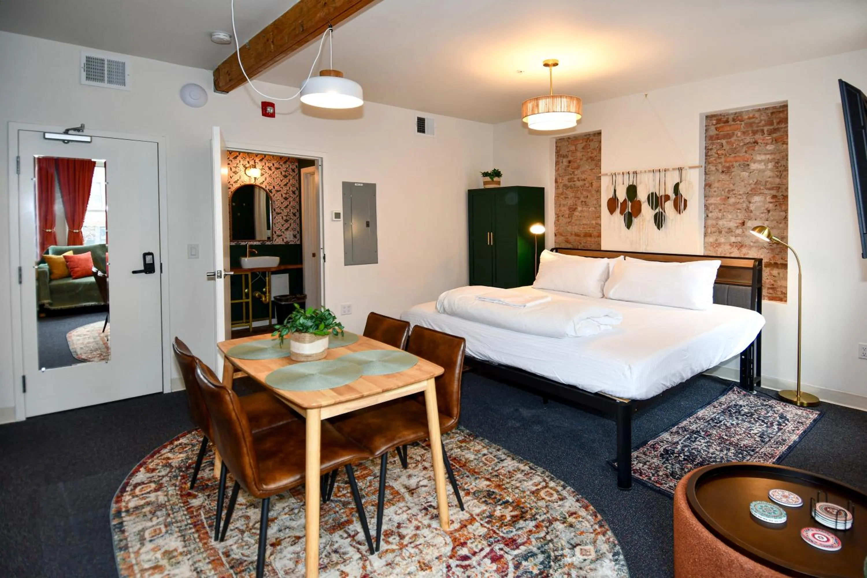 TV and multimedia, Bed in HighRoad Washington DC